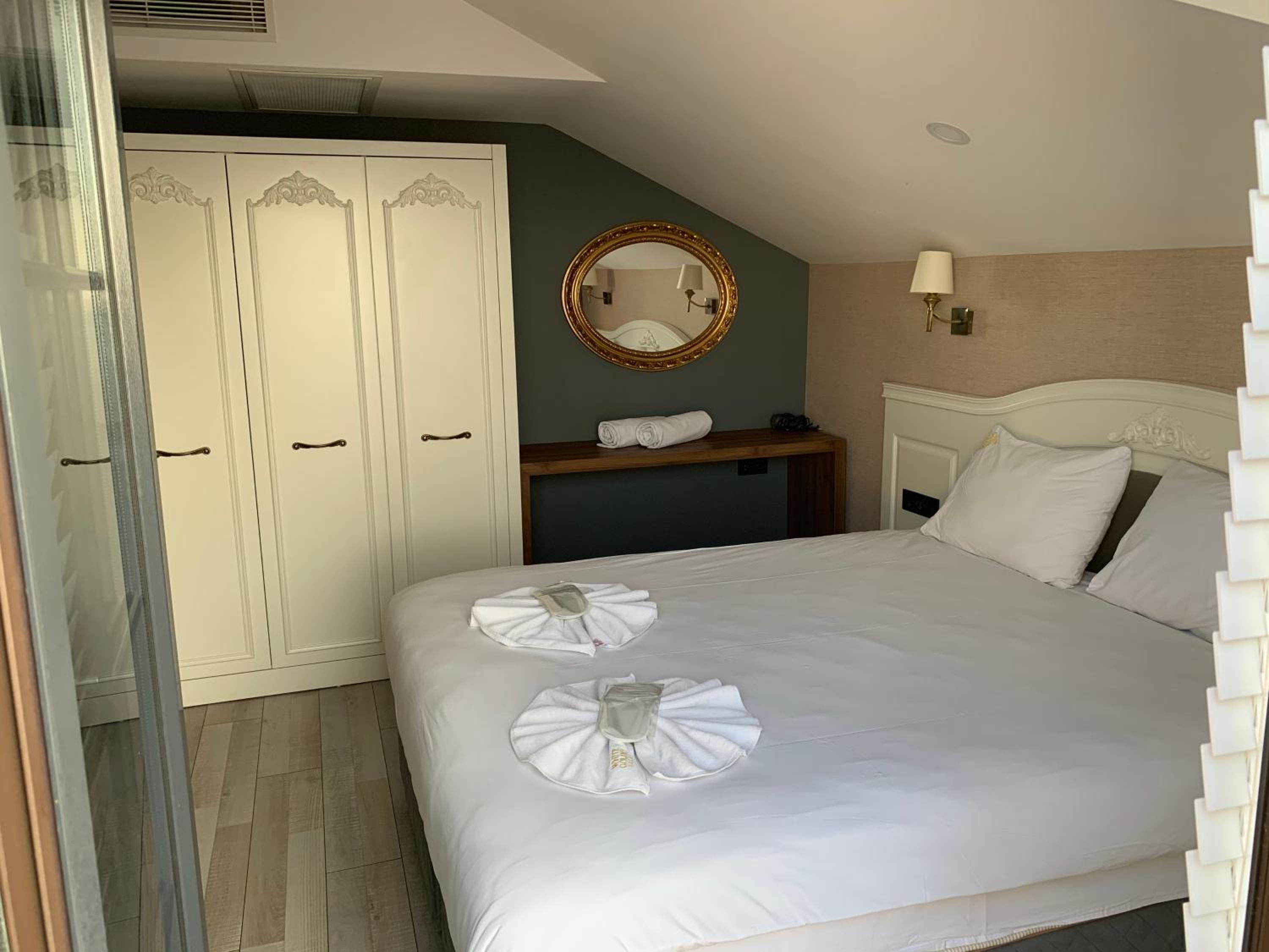 Deluxe King Suite with Terrace and Sea View