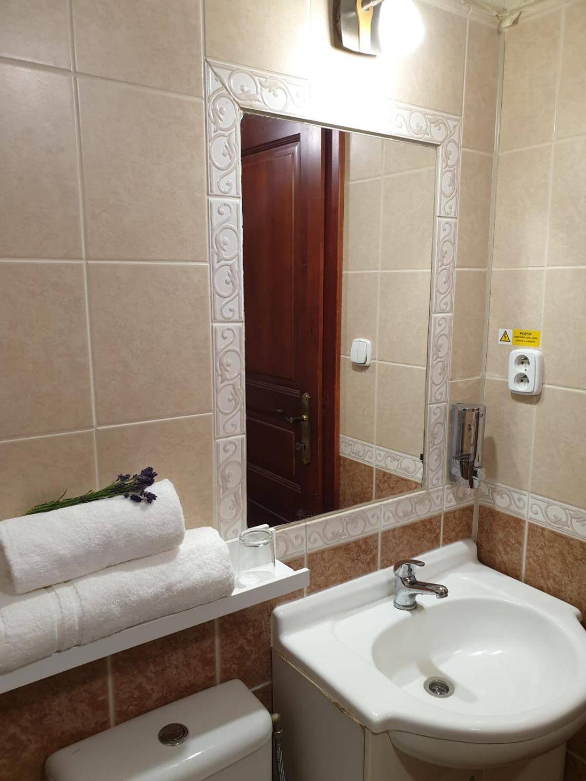 Double Room - Photo 6