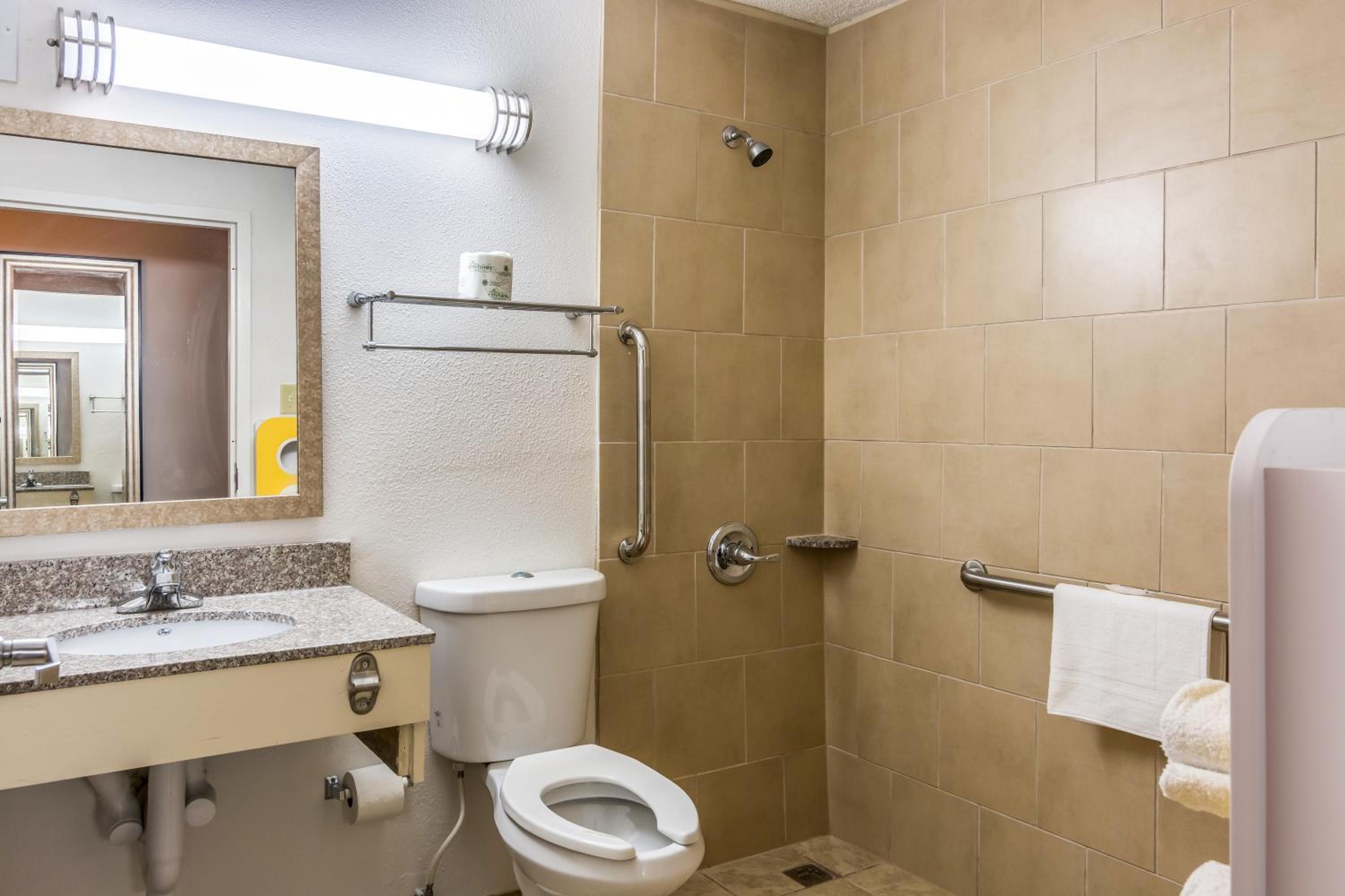 King Room with Micro Fridge - Accessible/Non-Smoking photo 2