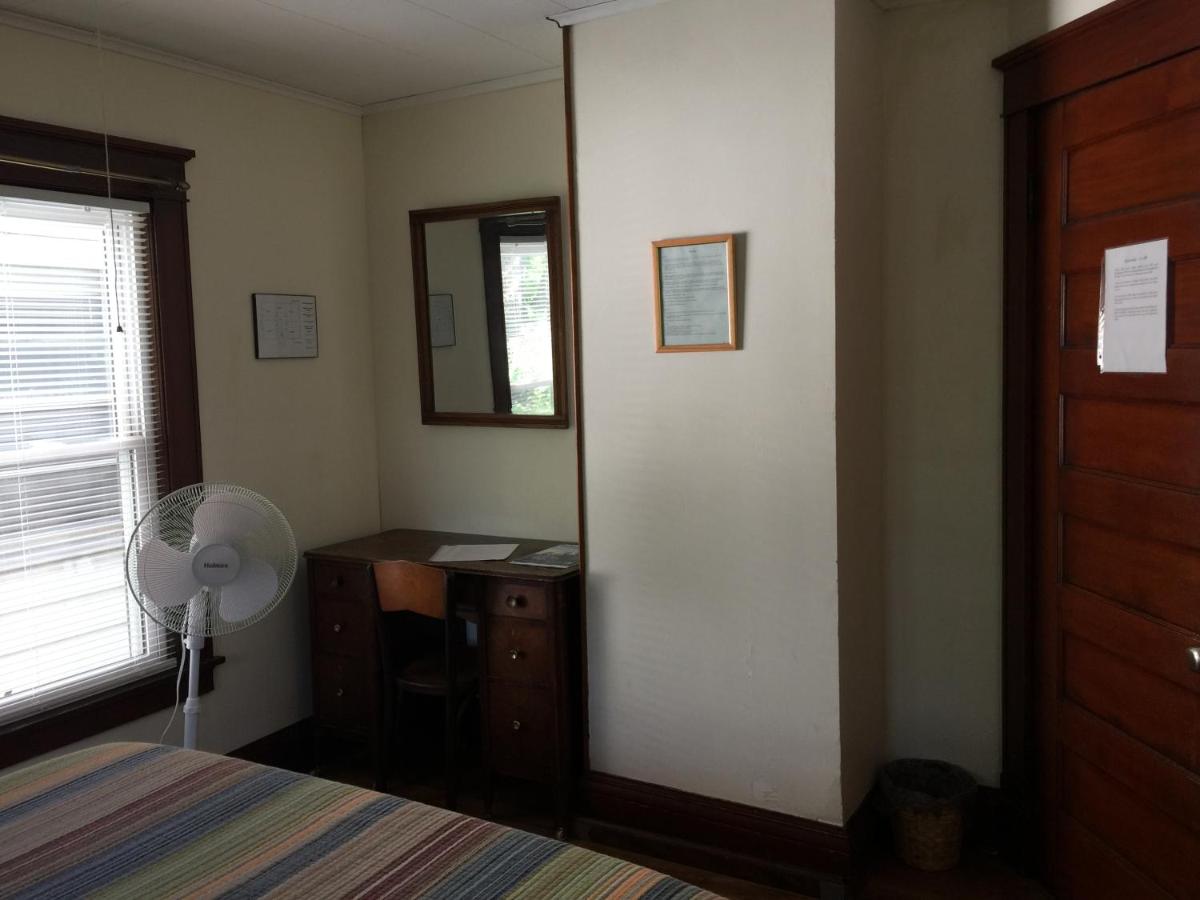 Queen Room with Shared Bath photo 3