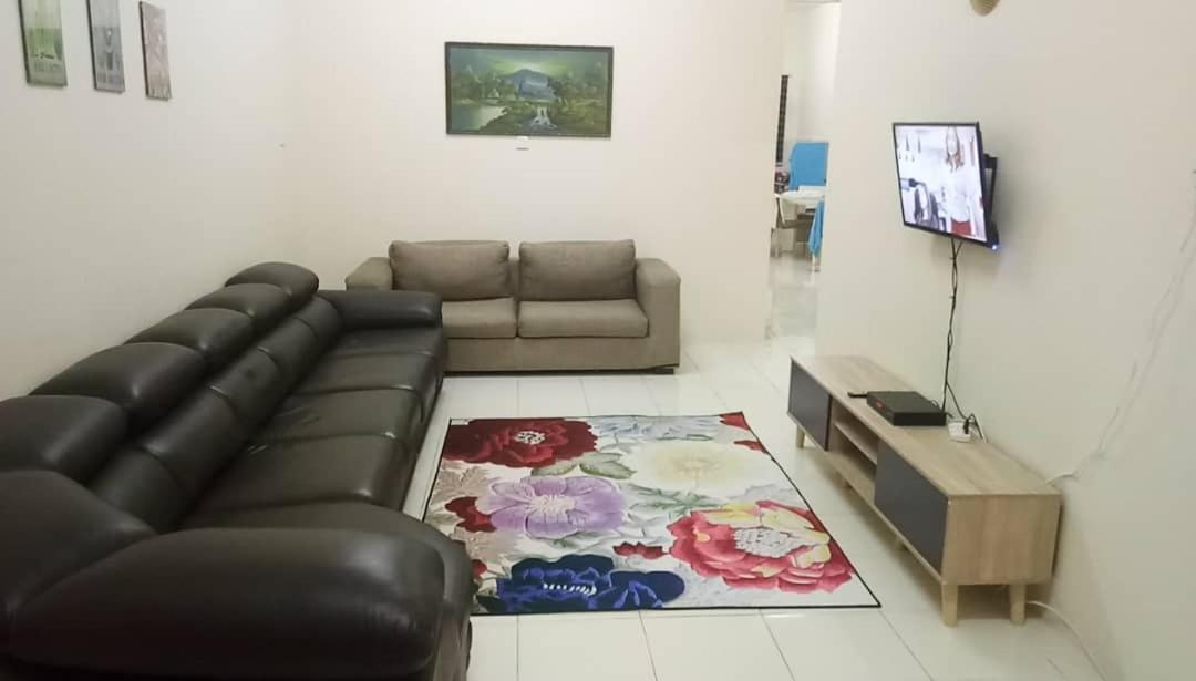Three-Bedroom House photo 1
