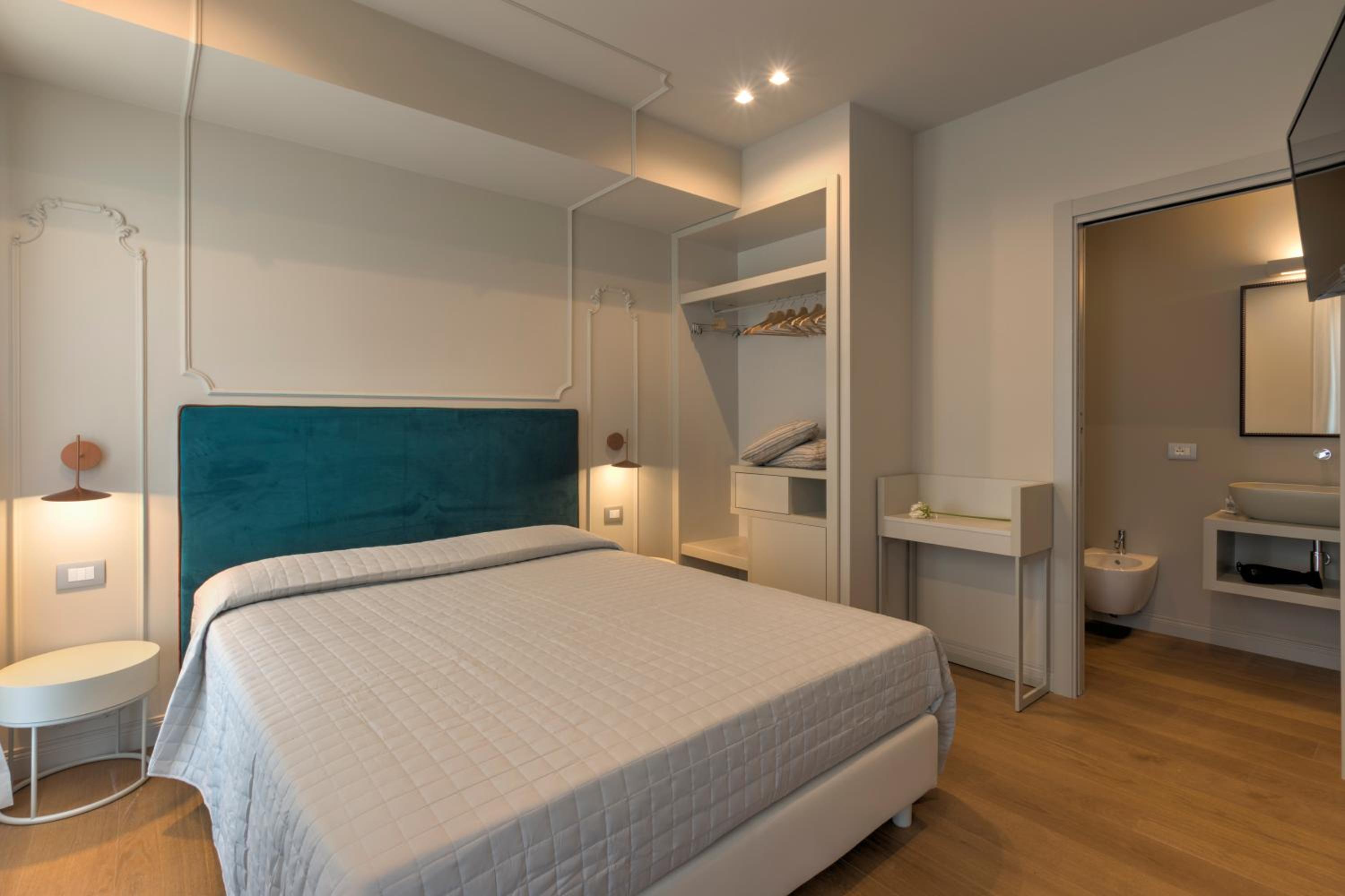 Deluxe Double Room with Balcony and Sea View photo 3