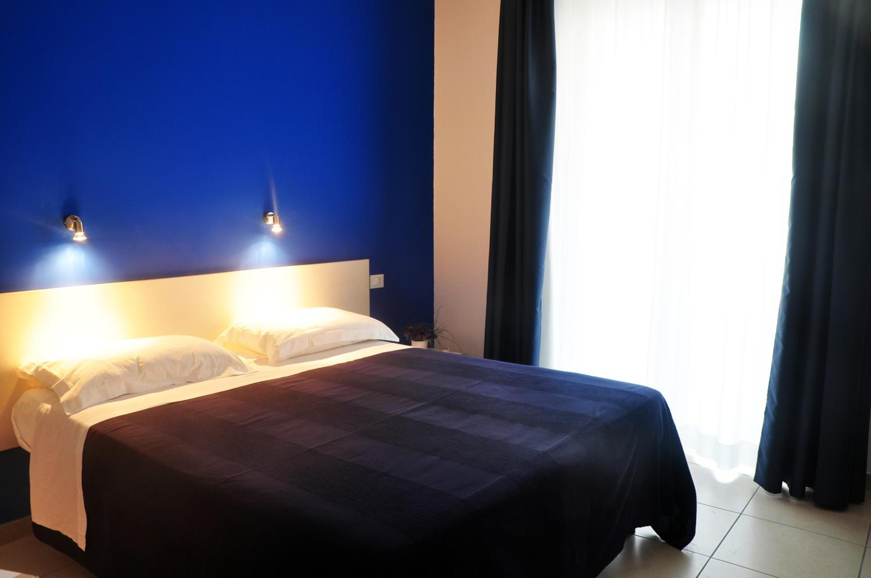 Double Room with Balcony - Photo 10