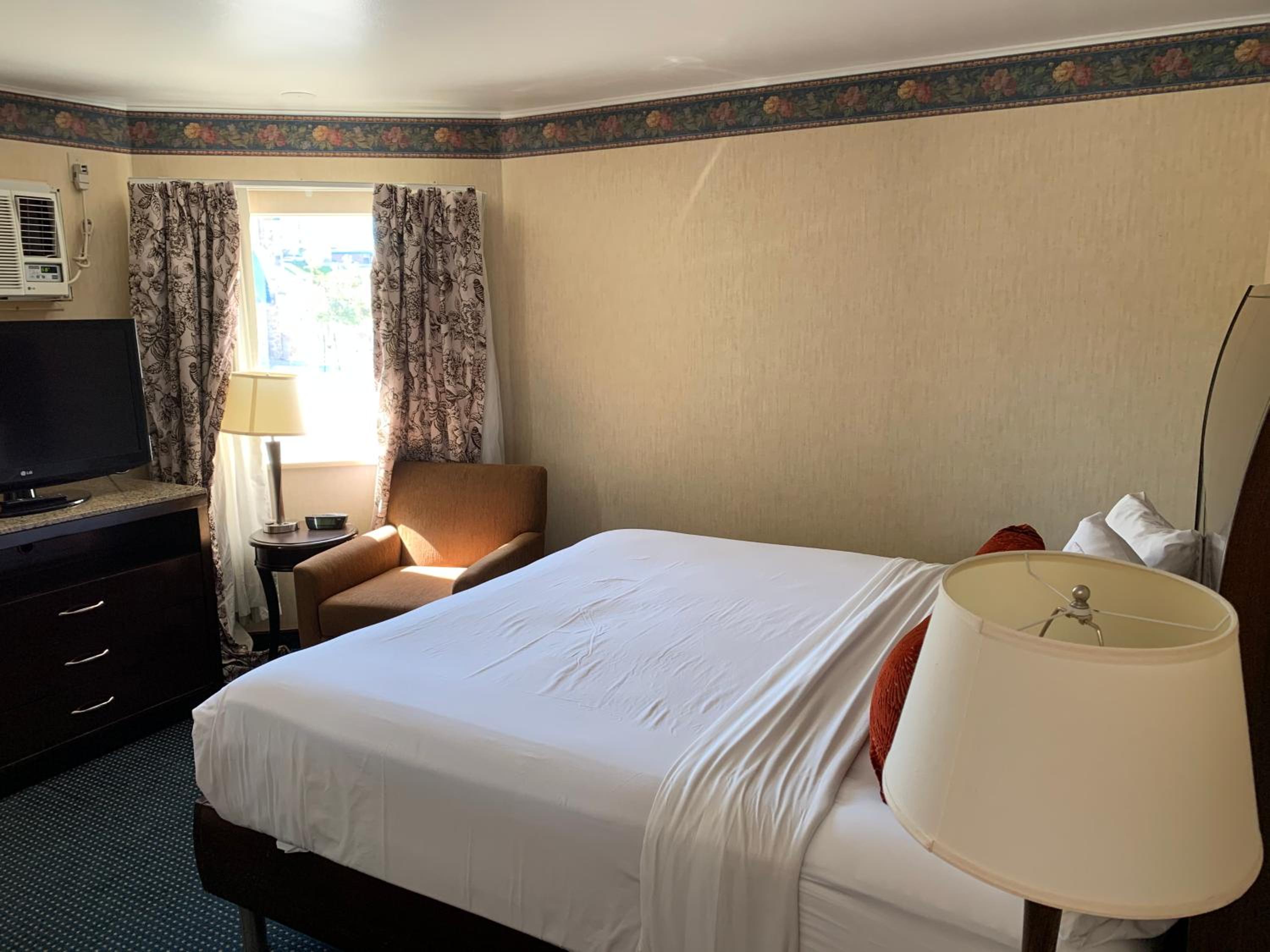 Junior King Suite - Non-Smoking photo 1
