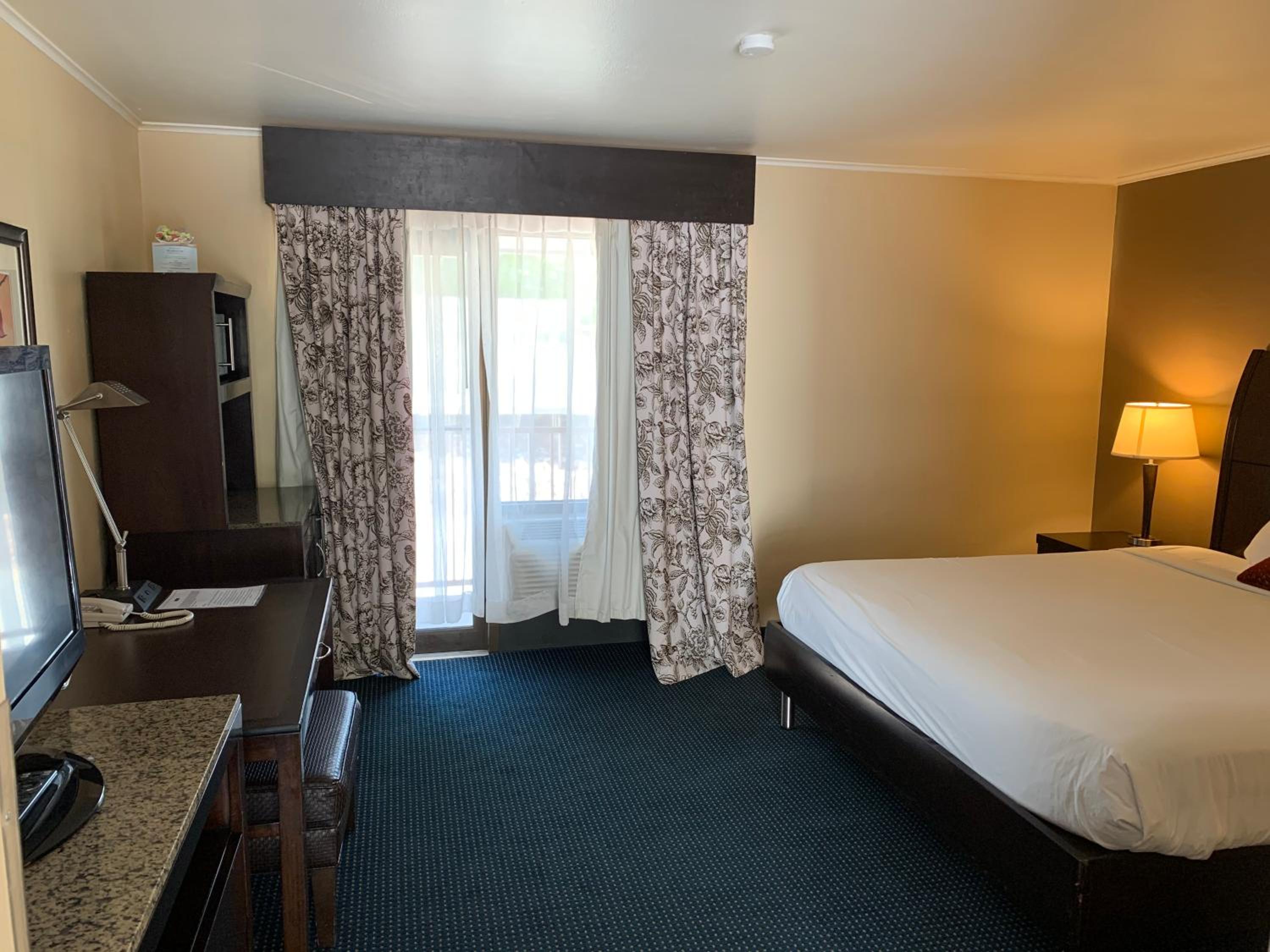 King Room - Non-Smoking - Photo 9