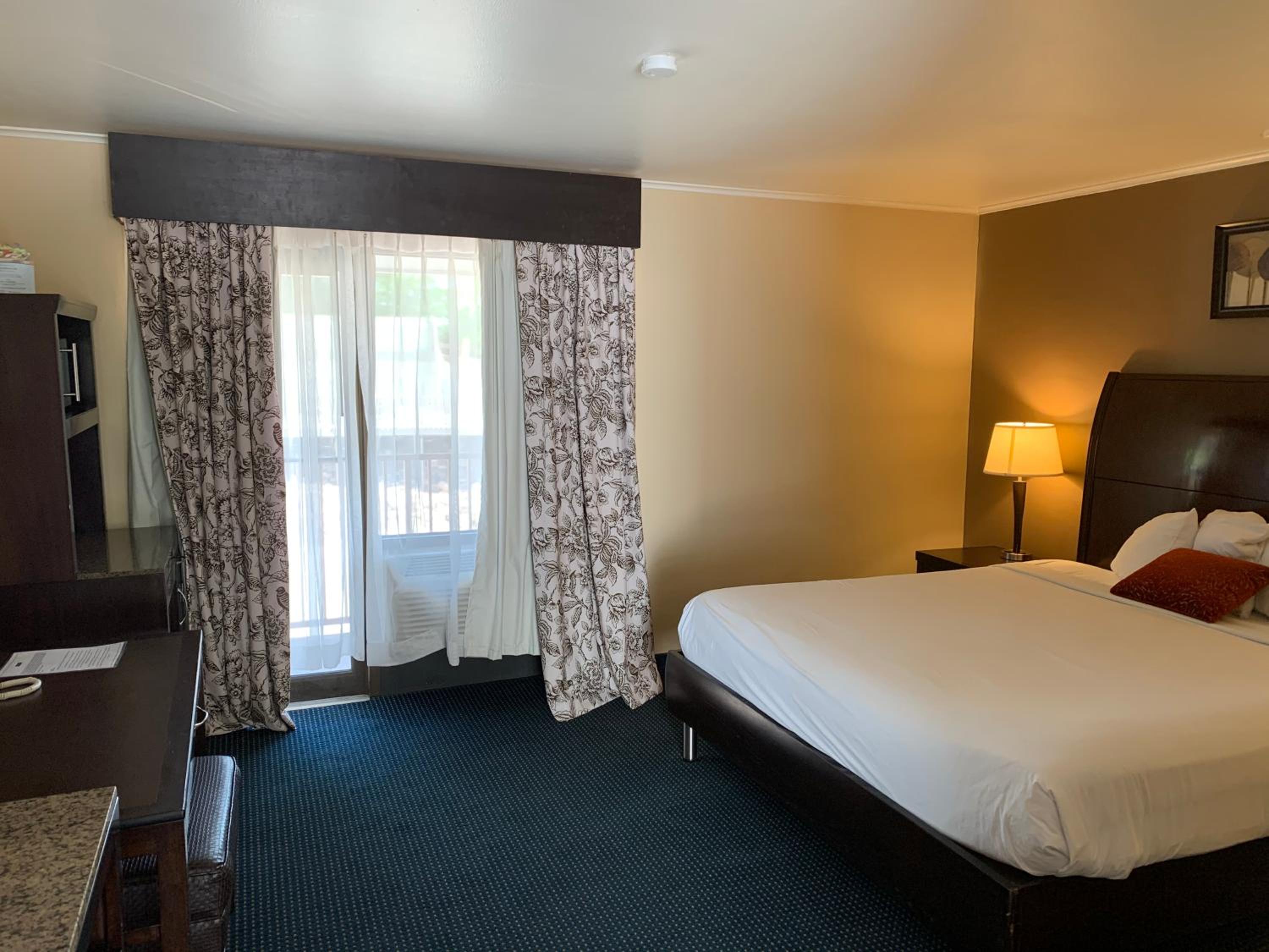King Room - Non-Smoking - Photo 10