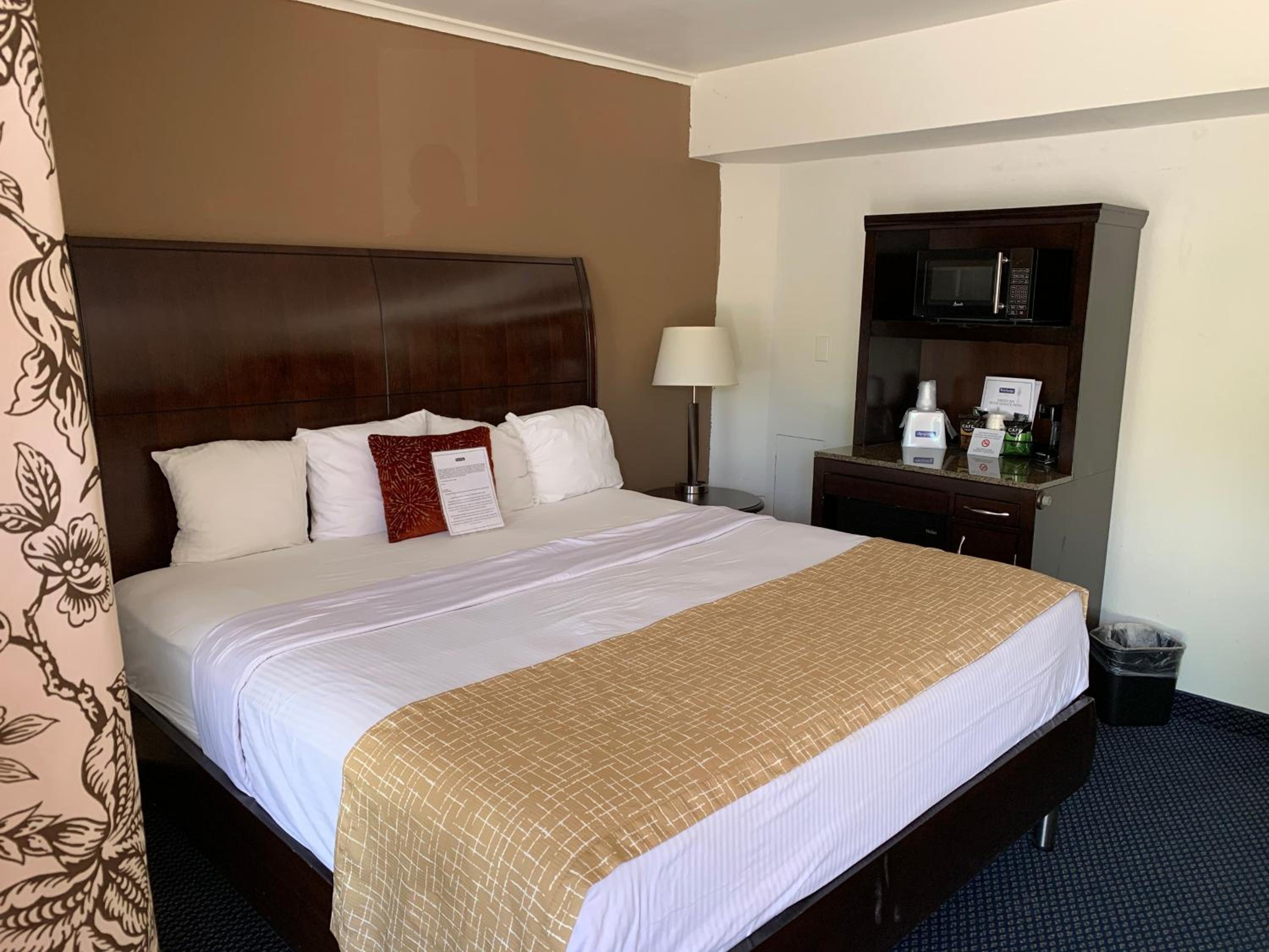 King Room - Non-Smoking - Photo 6