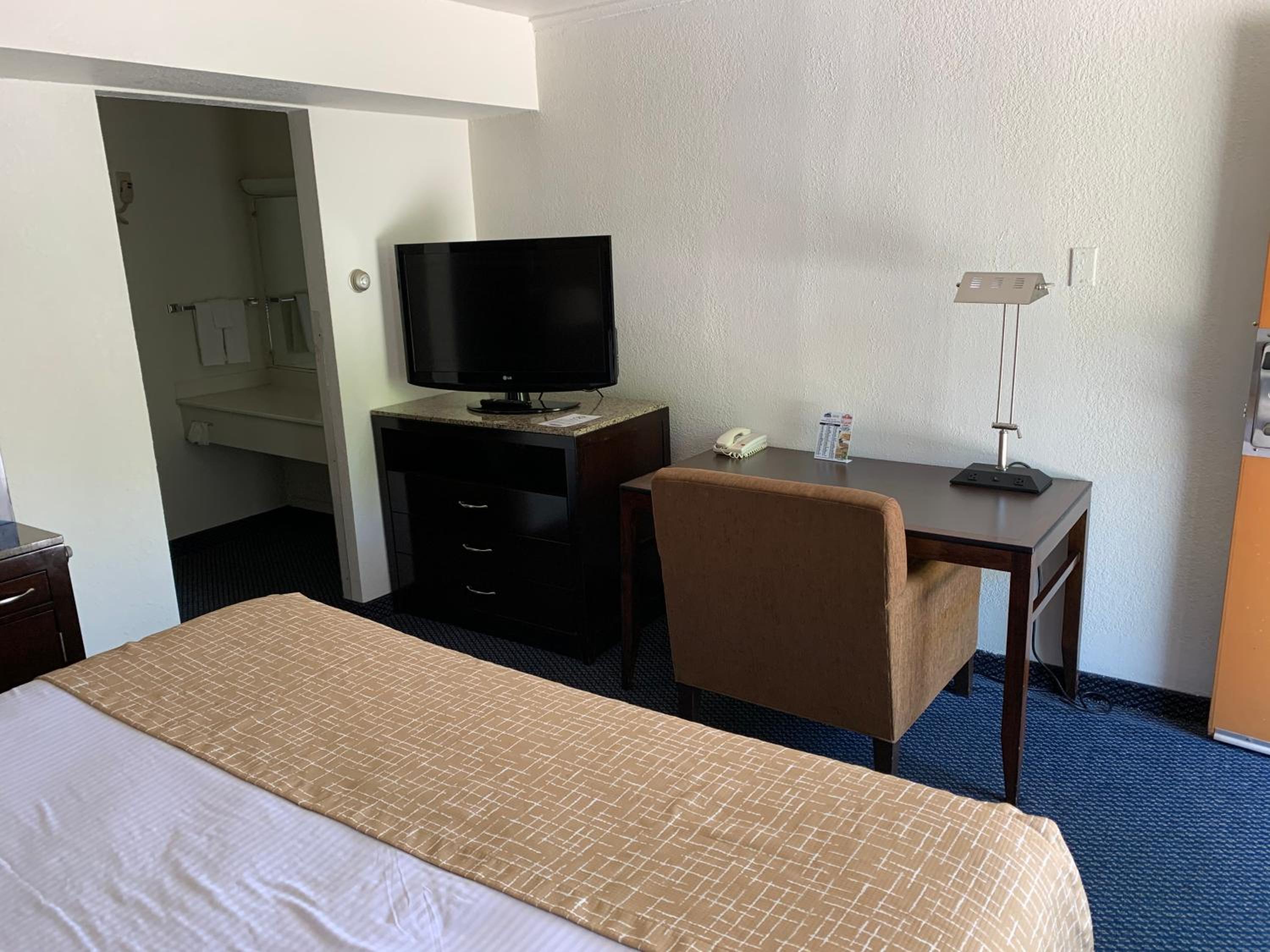 King Room - Non-Smoking - Photo 5