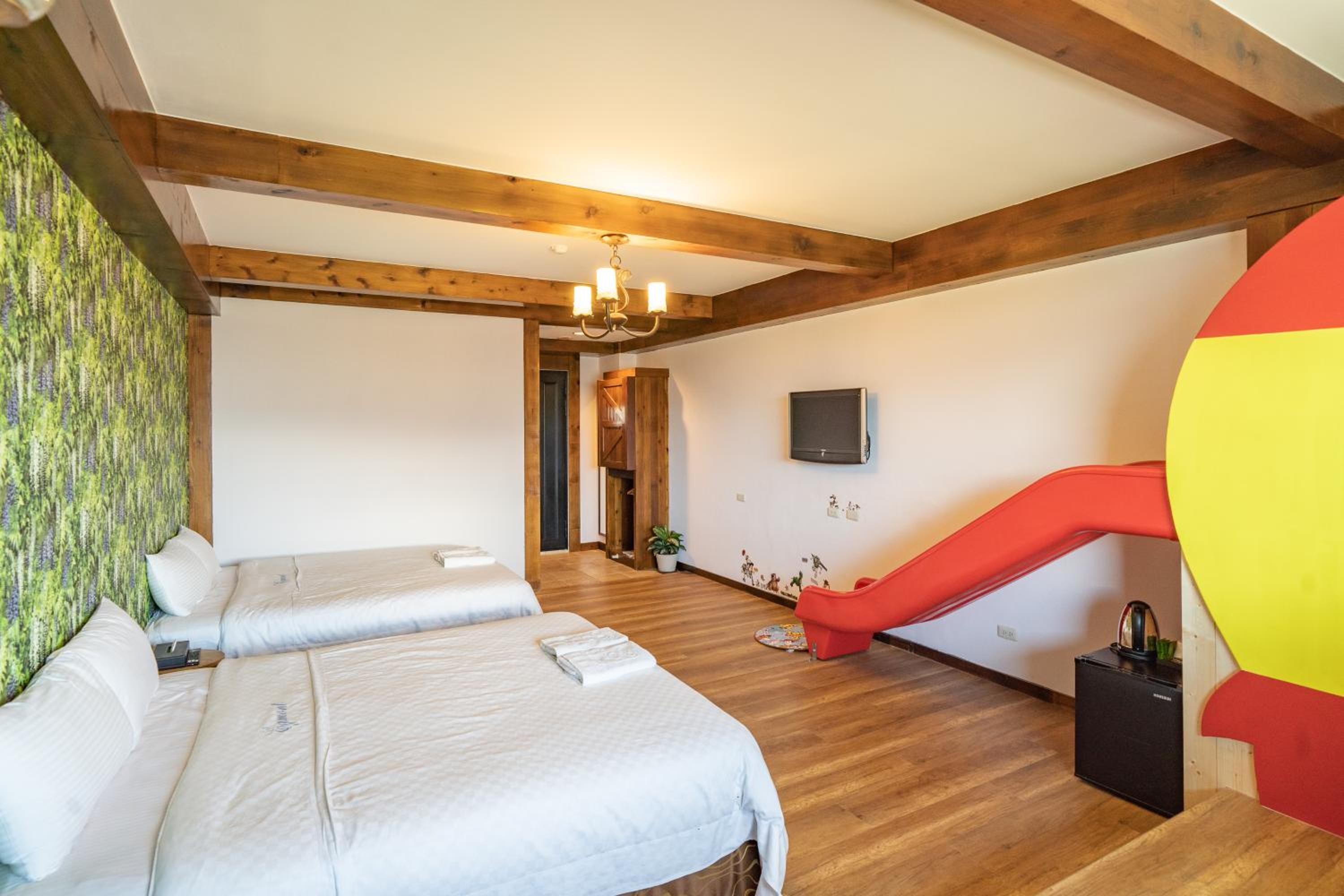 Quadruple Room with Mountain View photo 3