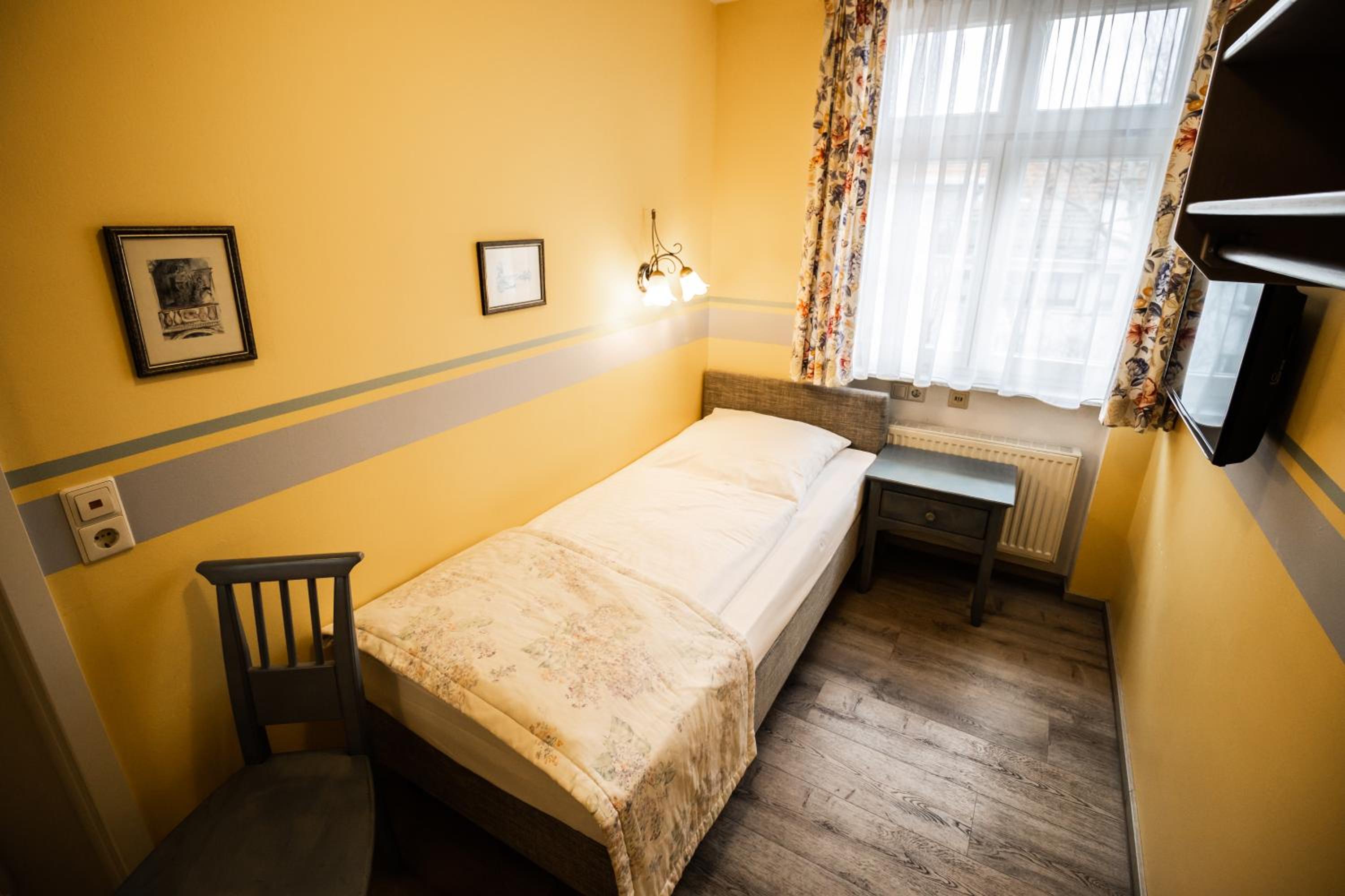 Single Room with Bathroom photo 1