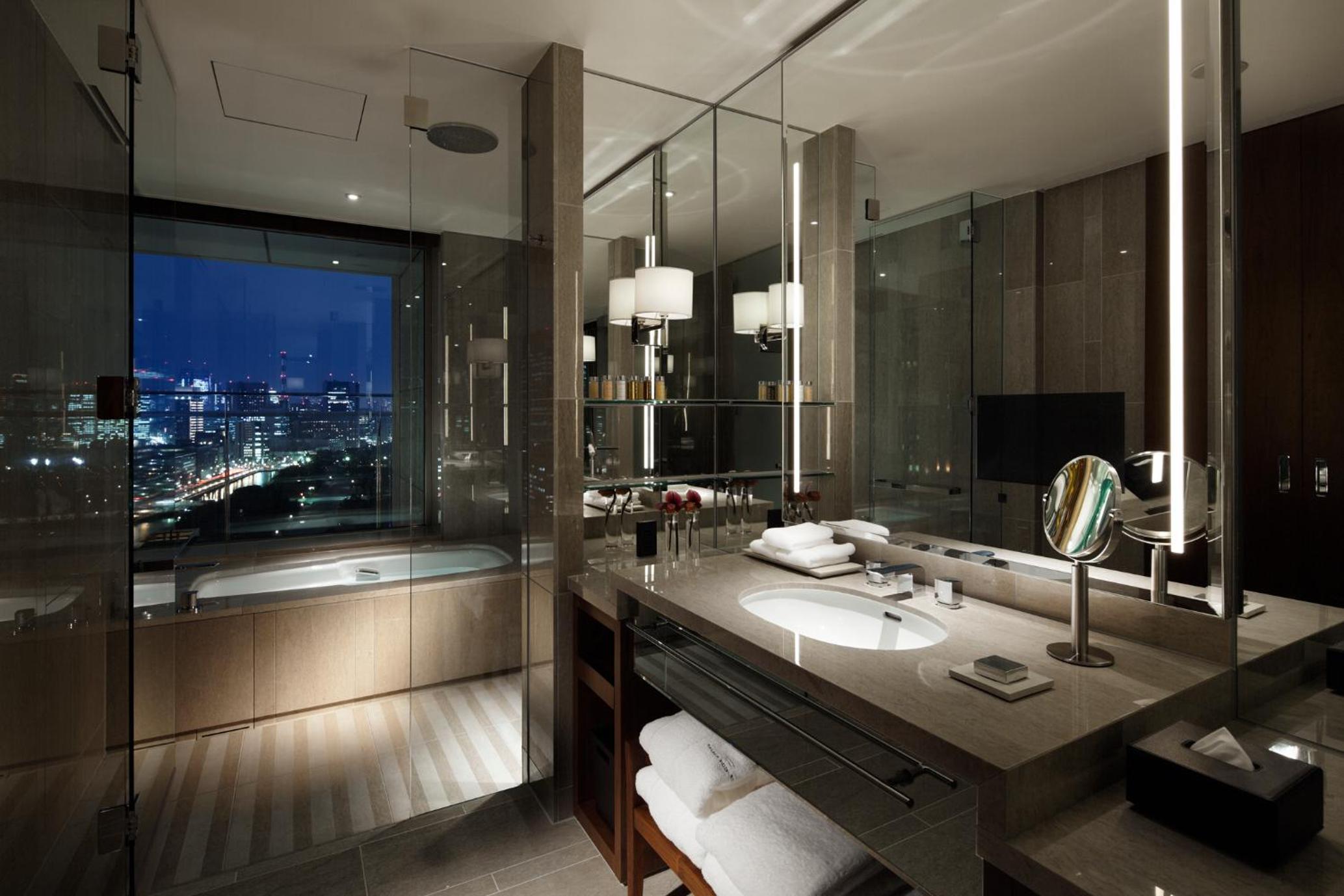 Deluxe Grand King Room with One King Bed and Balcony (Non Smoking)
