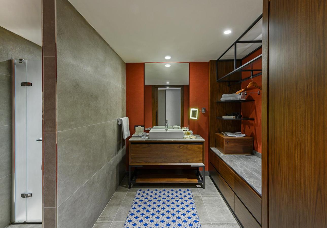 Deluxe Room with King Size Bed,Court Yard View photo 2
