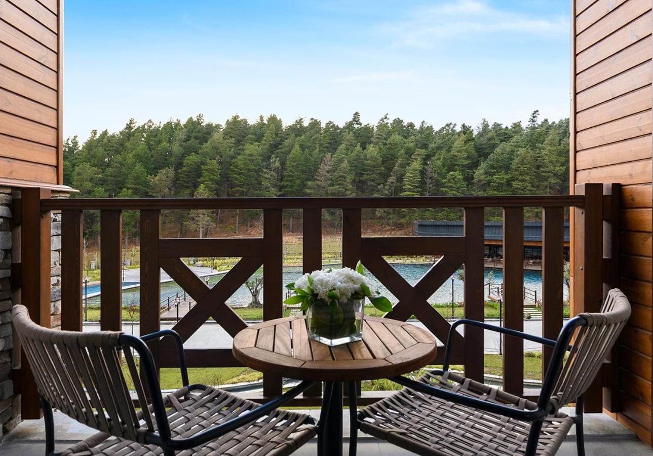 Deluxe Room with King Size Bed, Pond and Forest View photo 2