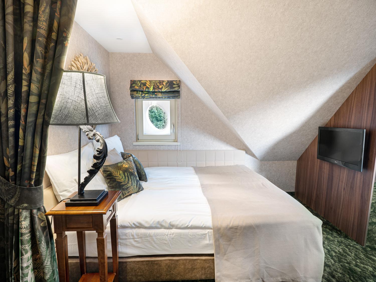 Attic Standard Queen Room photo 2