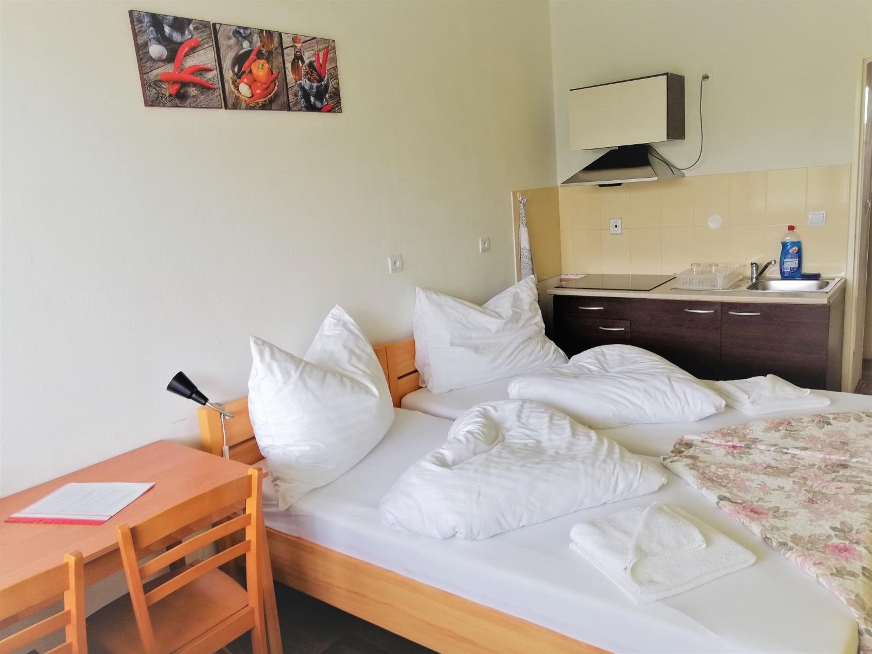Double Room with Balcony - Photo 7