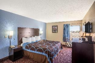 King Room with Tub and Grab Bars - Mobility/Hearing Accessible - Non-Smoking