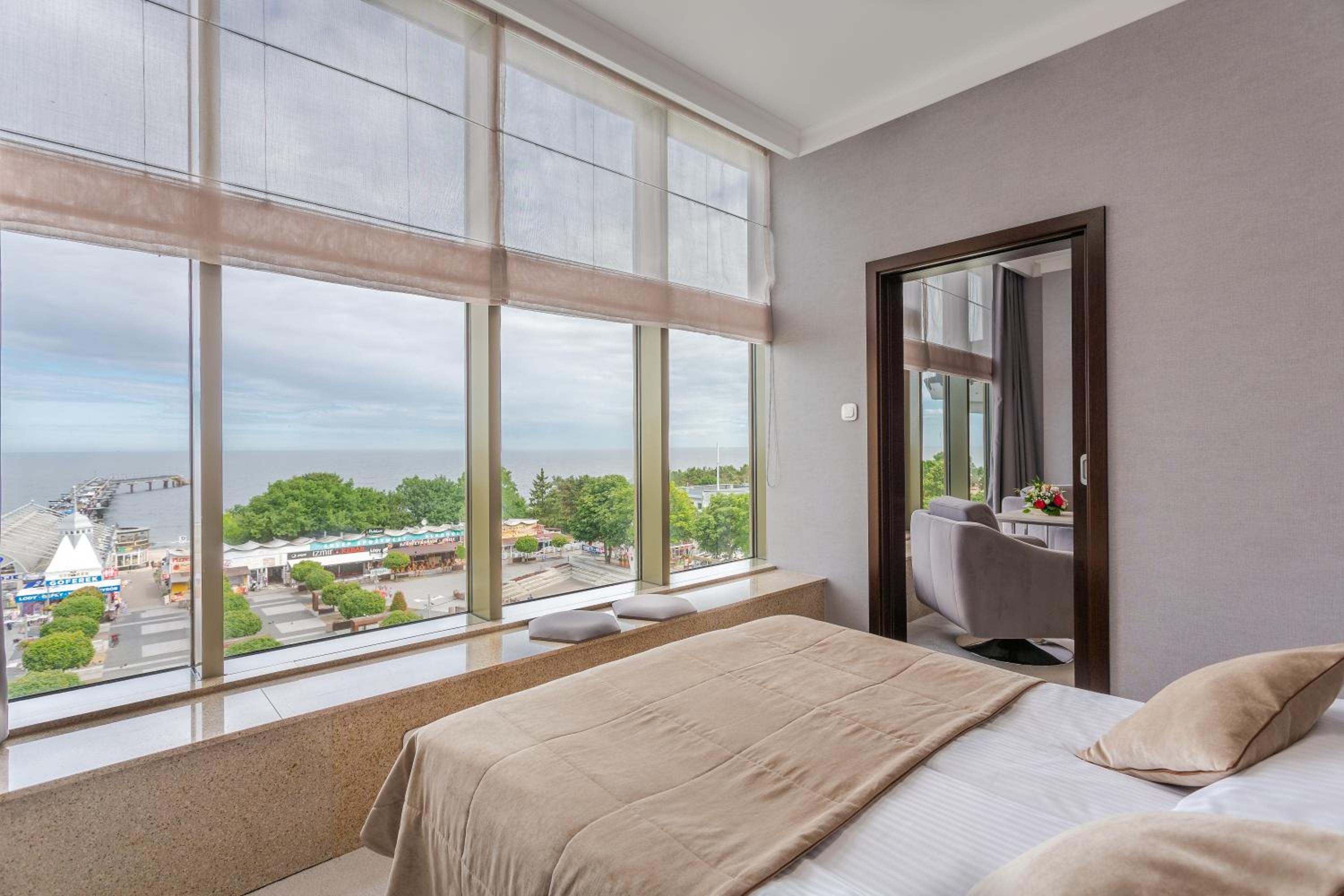 One-Bedroom Apartment with Sea View photo 2