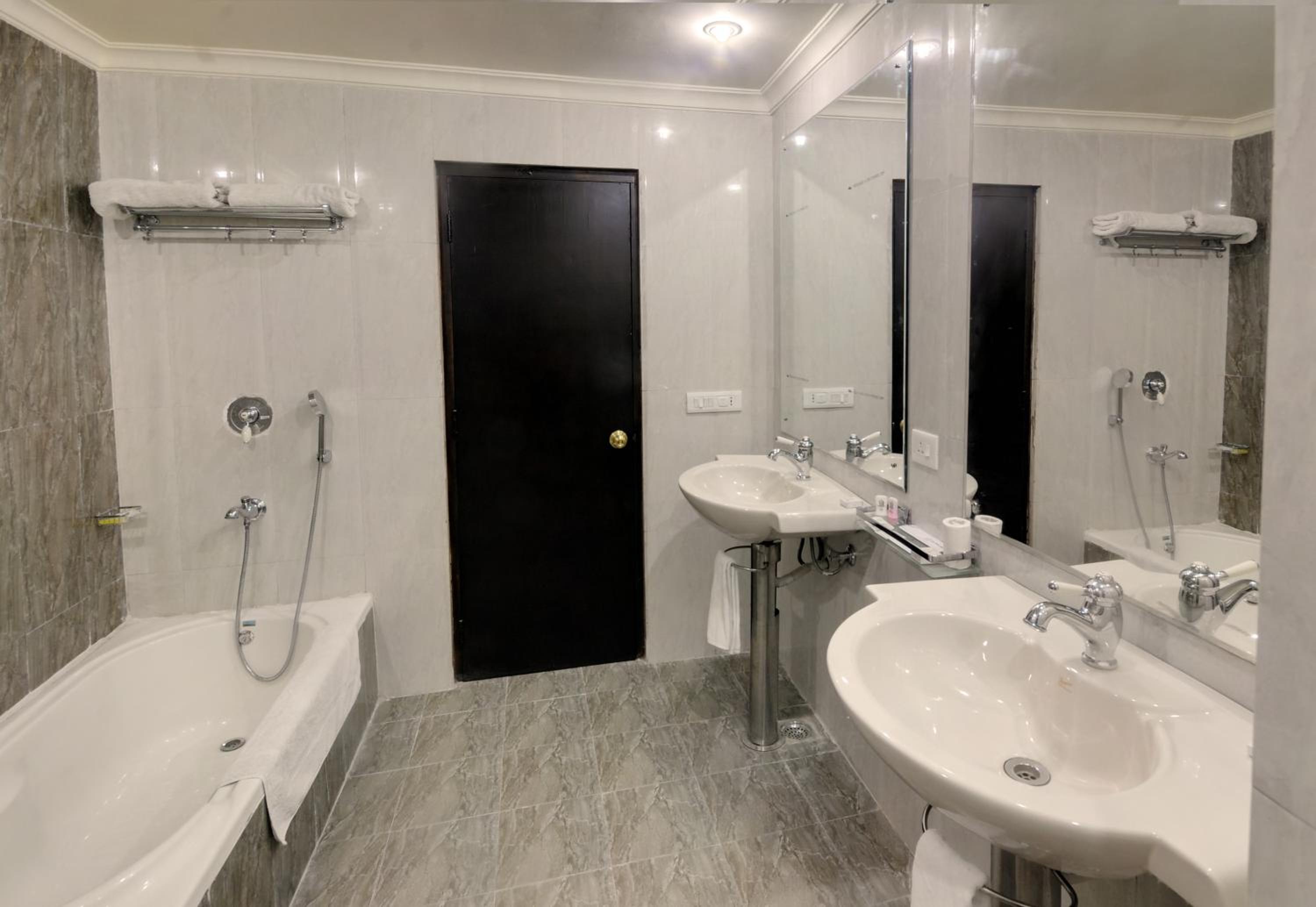 Deluxe Queen Suite - Photo 3
