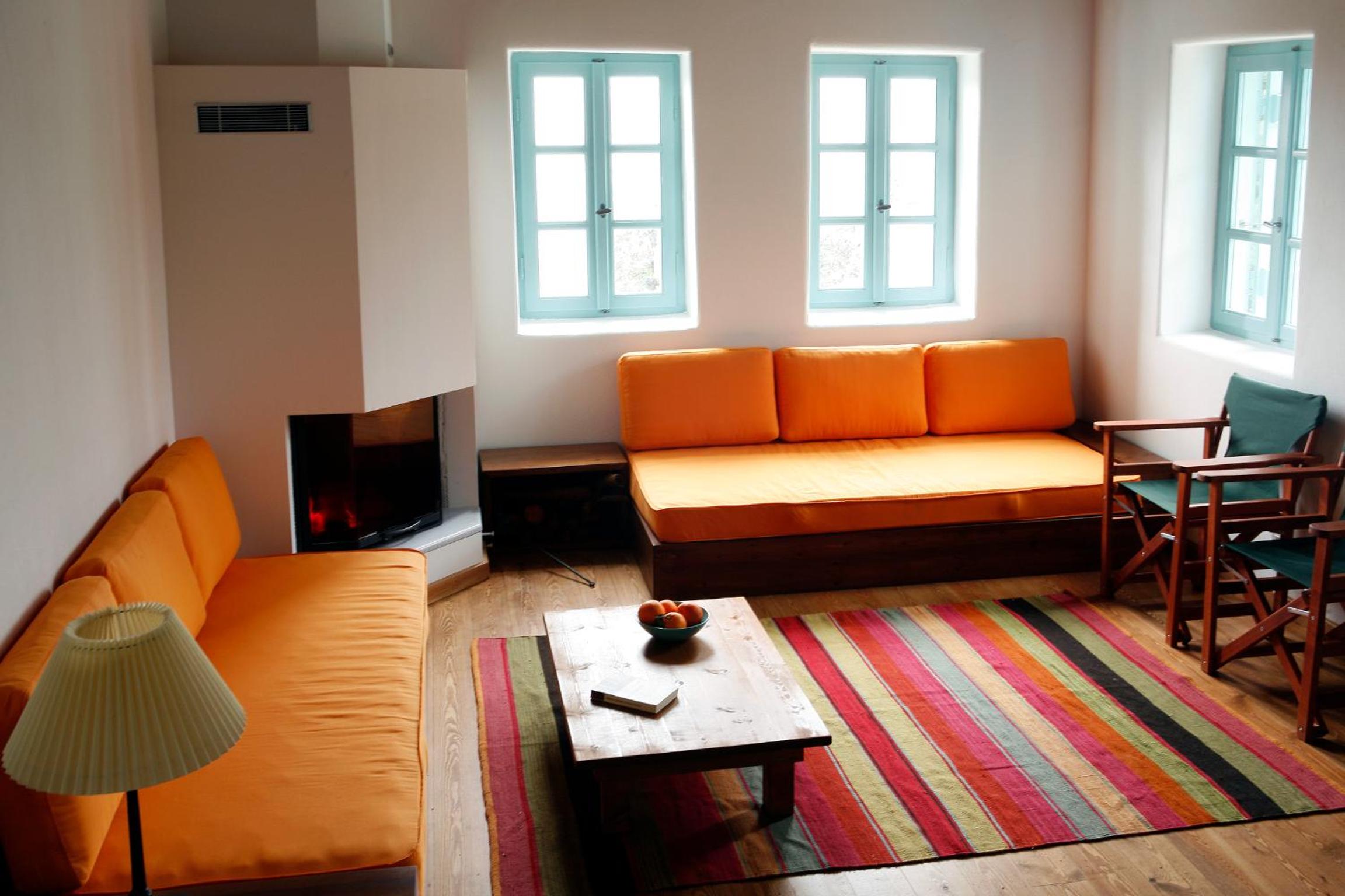 Split-Level One-Bedroom Apartment with Fireplace