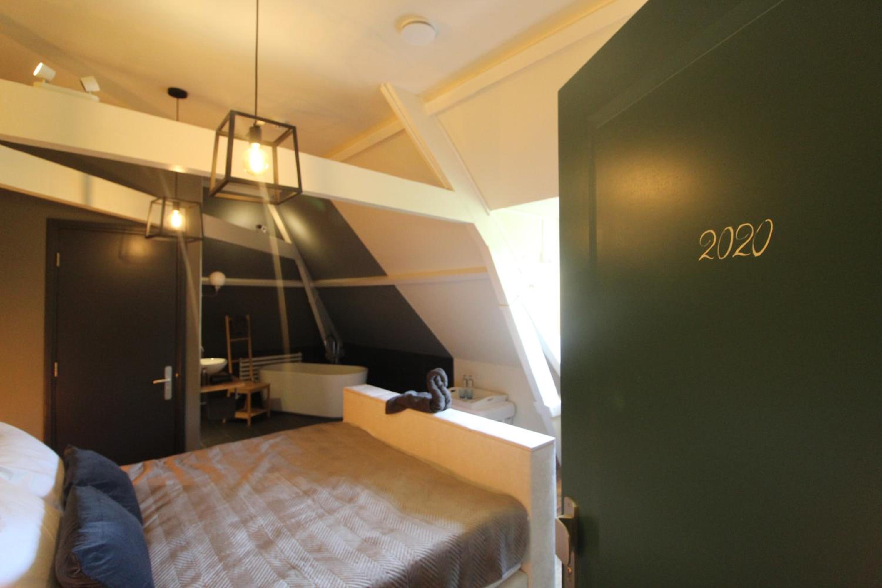 Deluxe Double Room with Bath photo 3