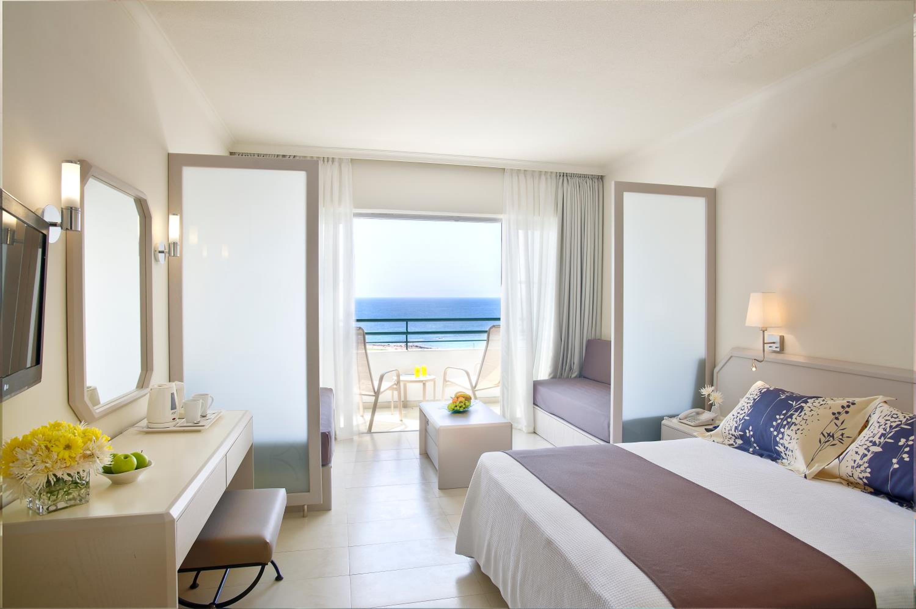 Family Room With Partitions And Sea View - Photo 1