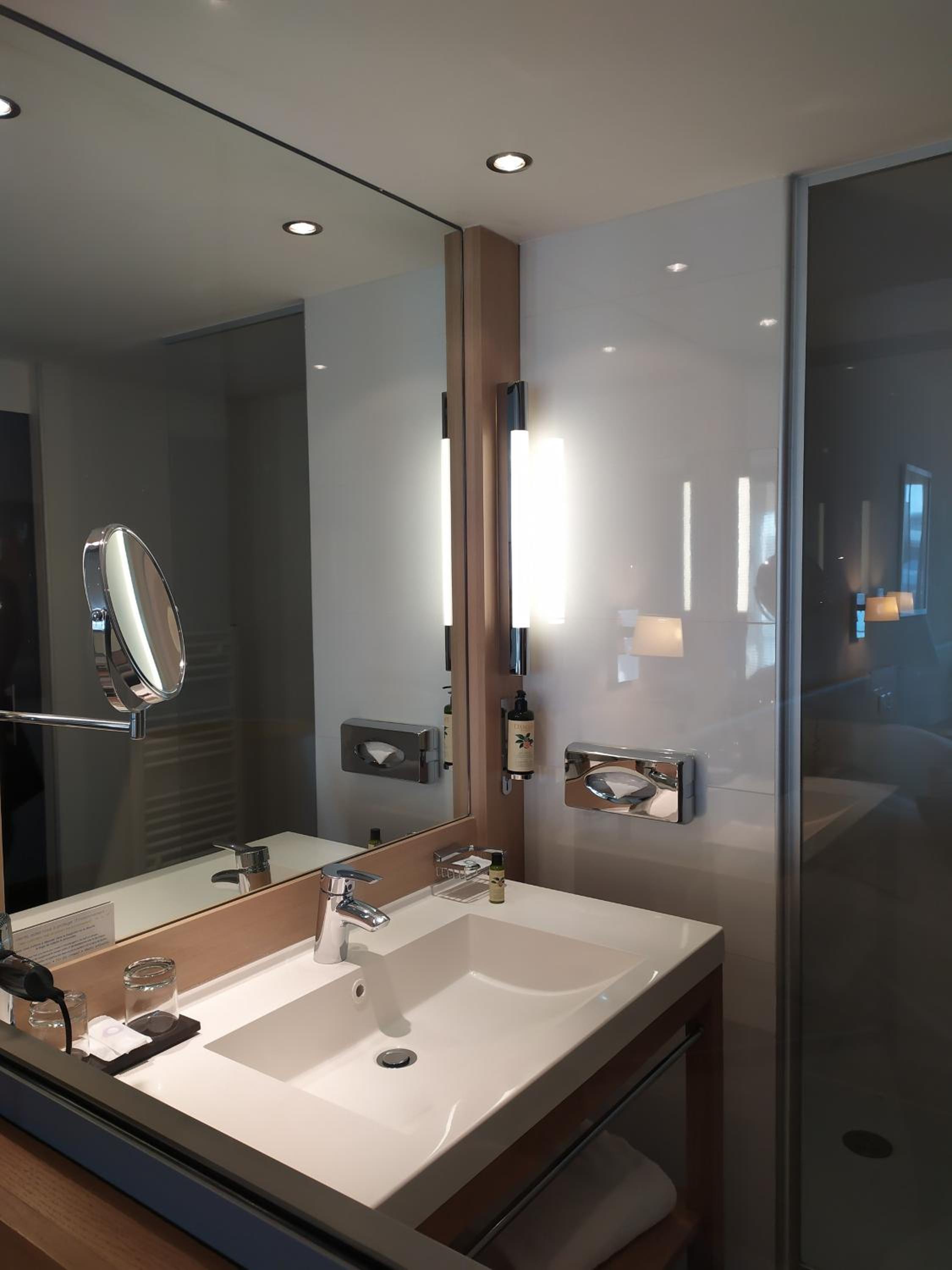 Junior Queen Suite with Sea View - Photo 7
