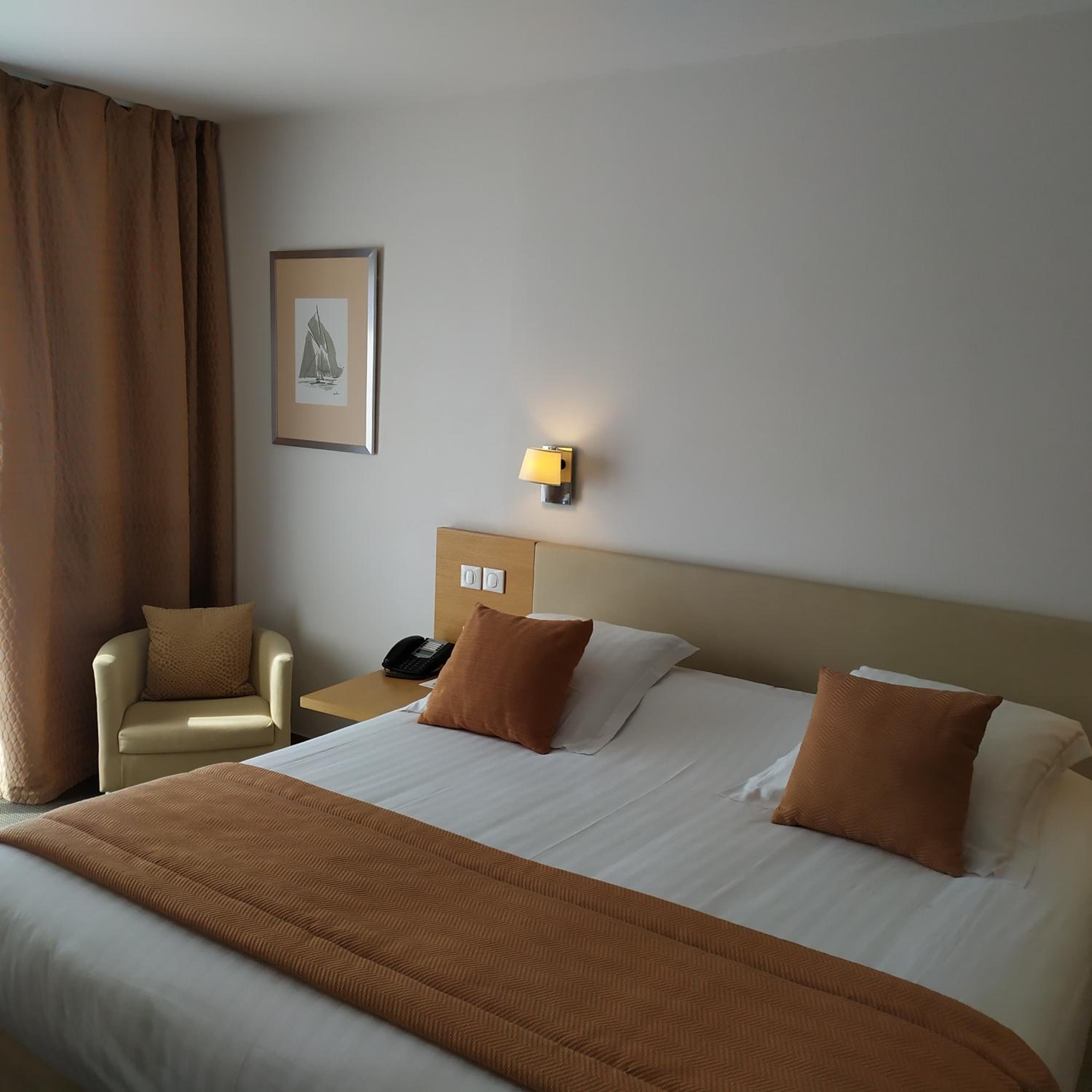 Comfort Queen Room with Balcony - Photo 7