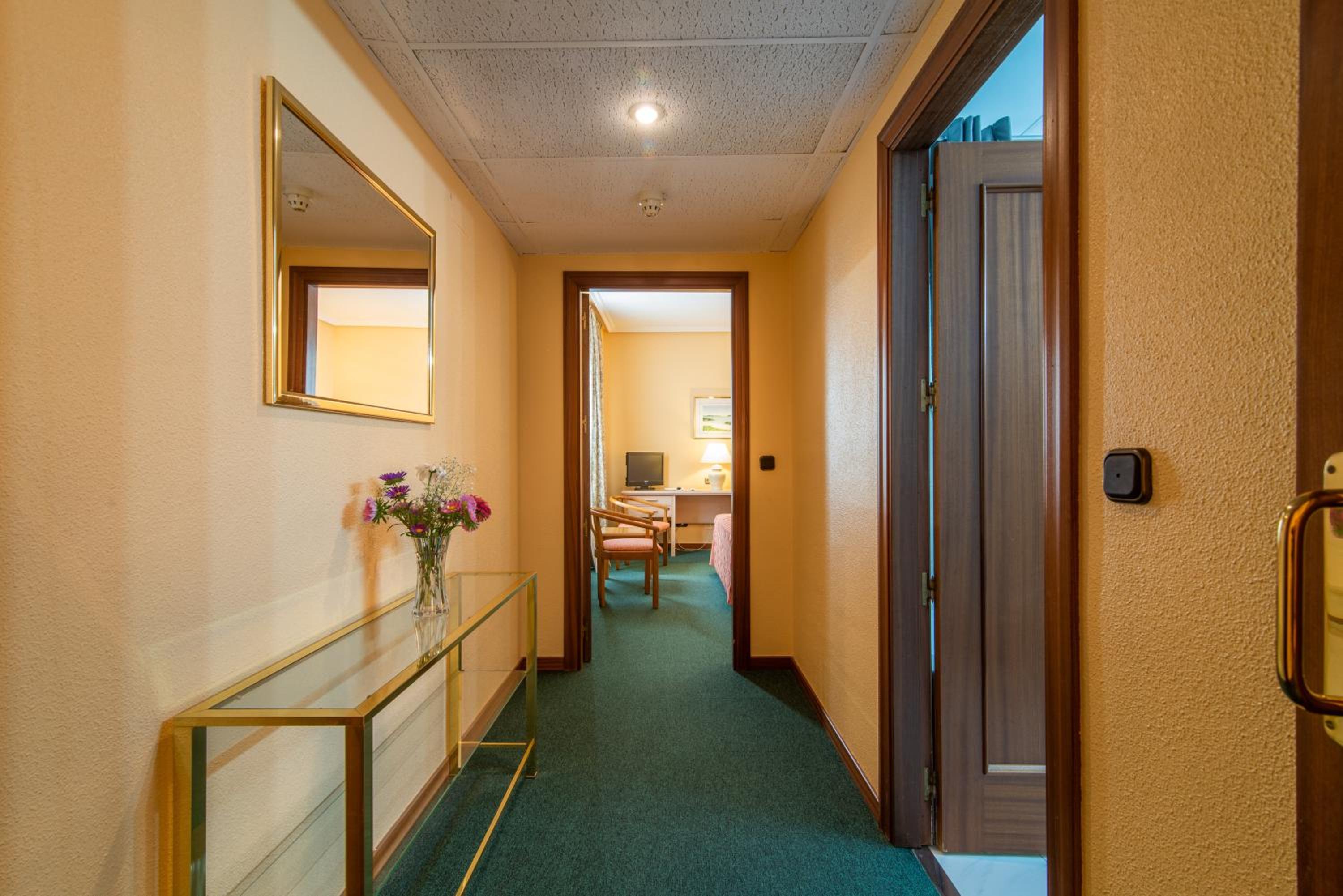 Family Room - Photo 2