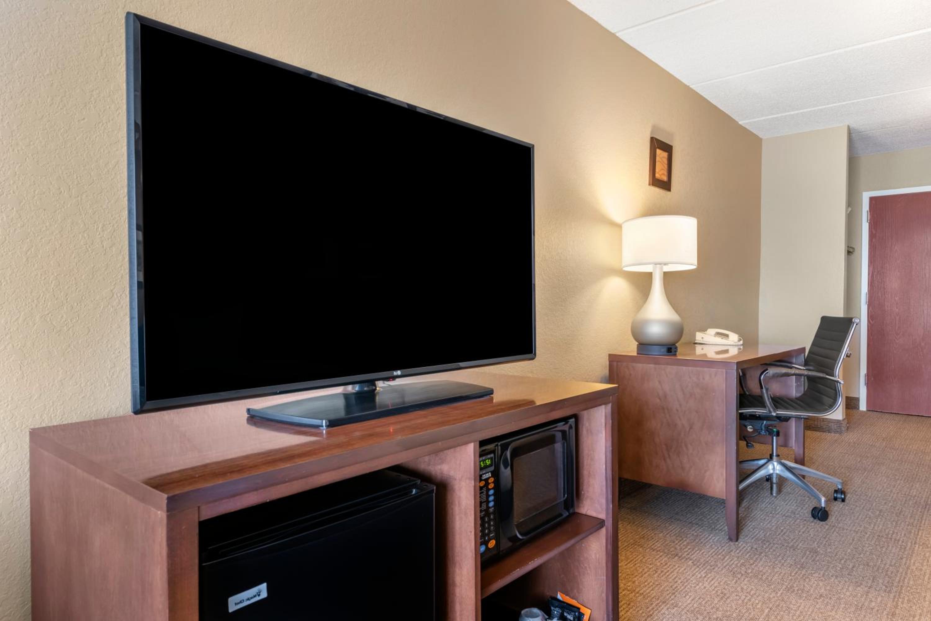 Queen Suite with Sofa Bed - Non-Smoking - Photo 8