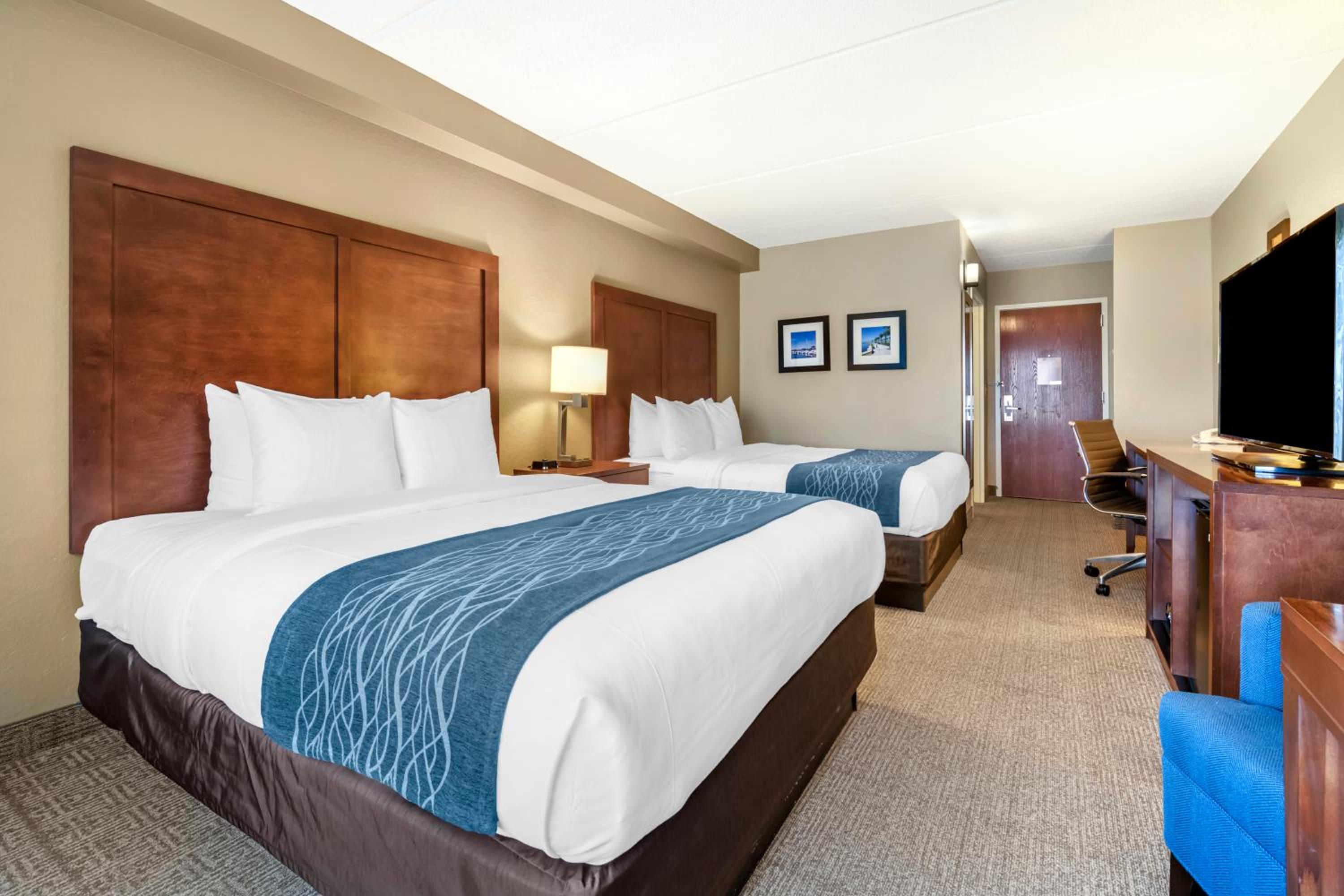 Standard Queen Room with Two Queen Beds- Non Smoking - Photo 2