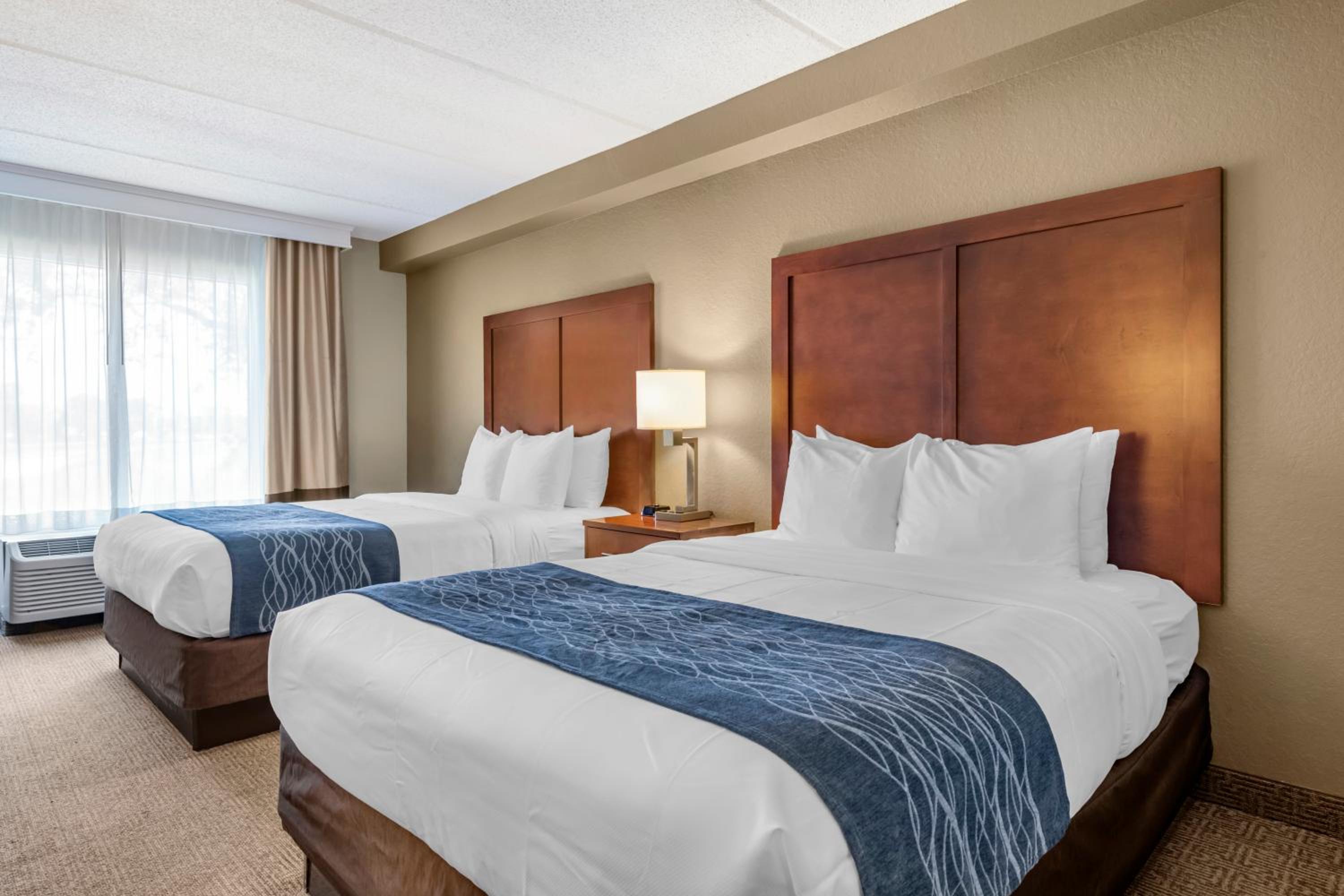 Standard Queen Room with Two Queen Beds- Non Smoking - Photo 3