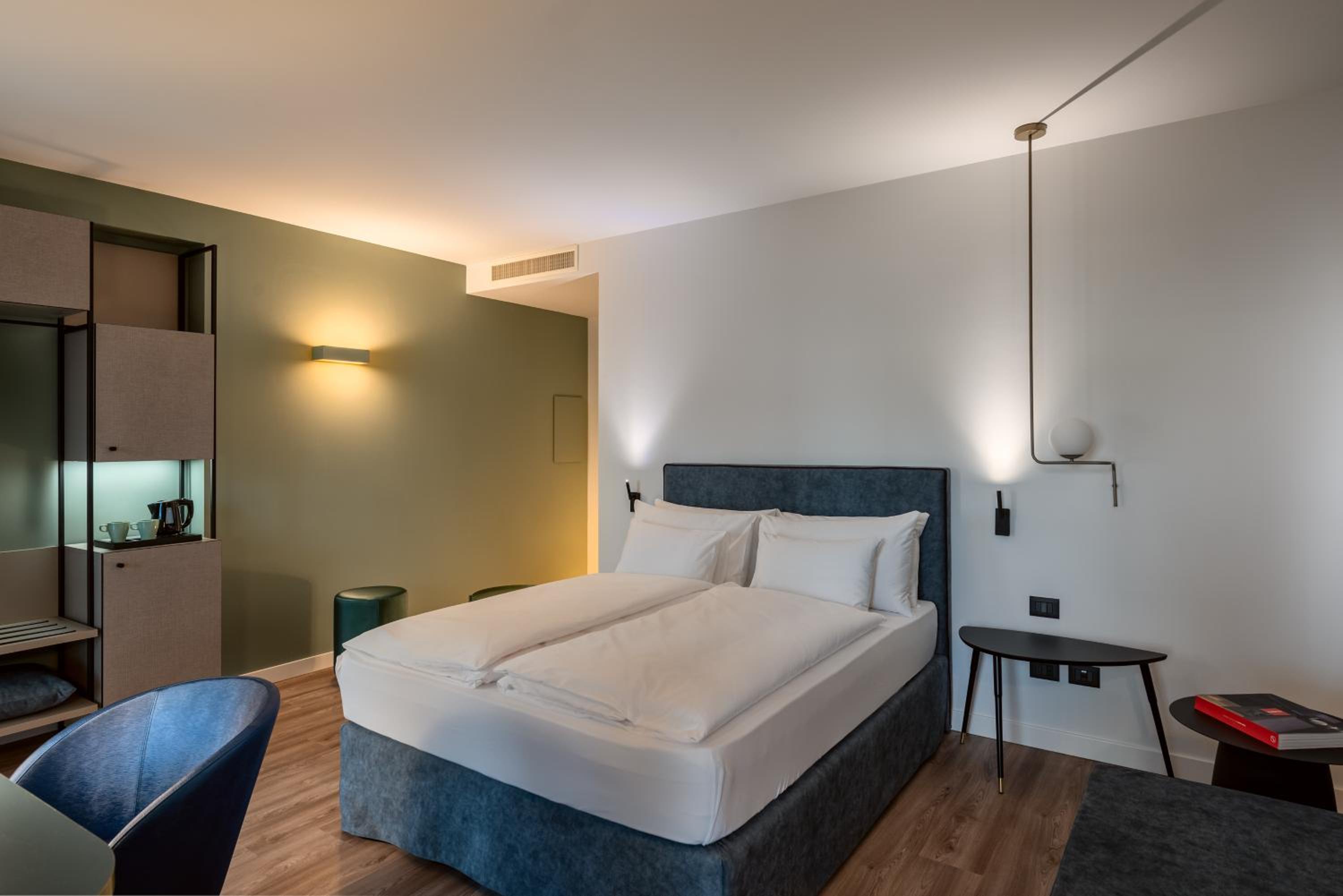 Deluxe King Room - Photo 3
