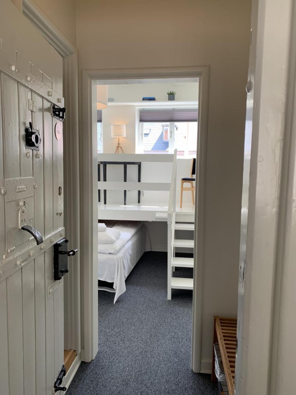 Double Room with Private Bathroom - Cell