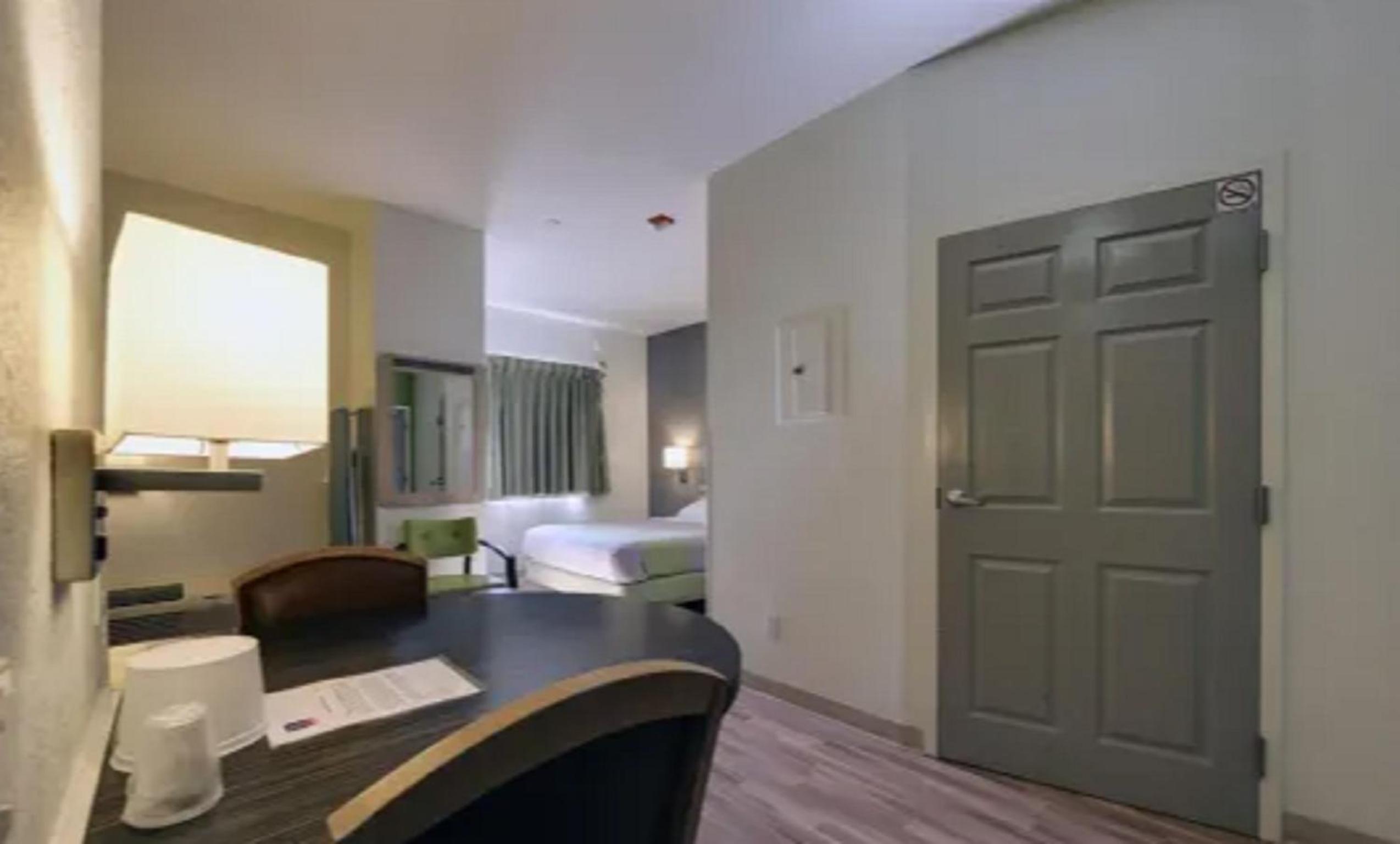 Queen Room - Non-Smoking - Photo 5
