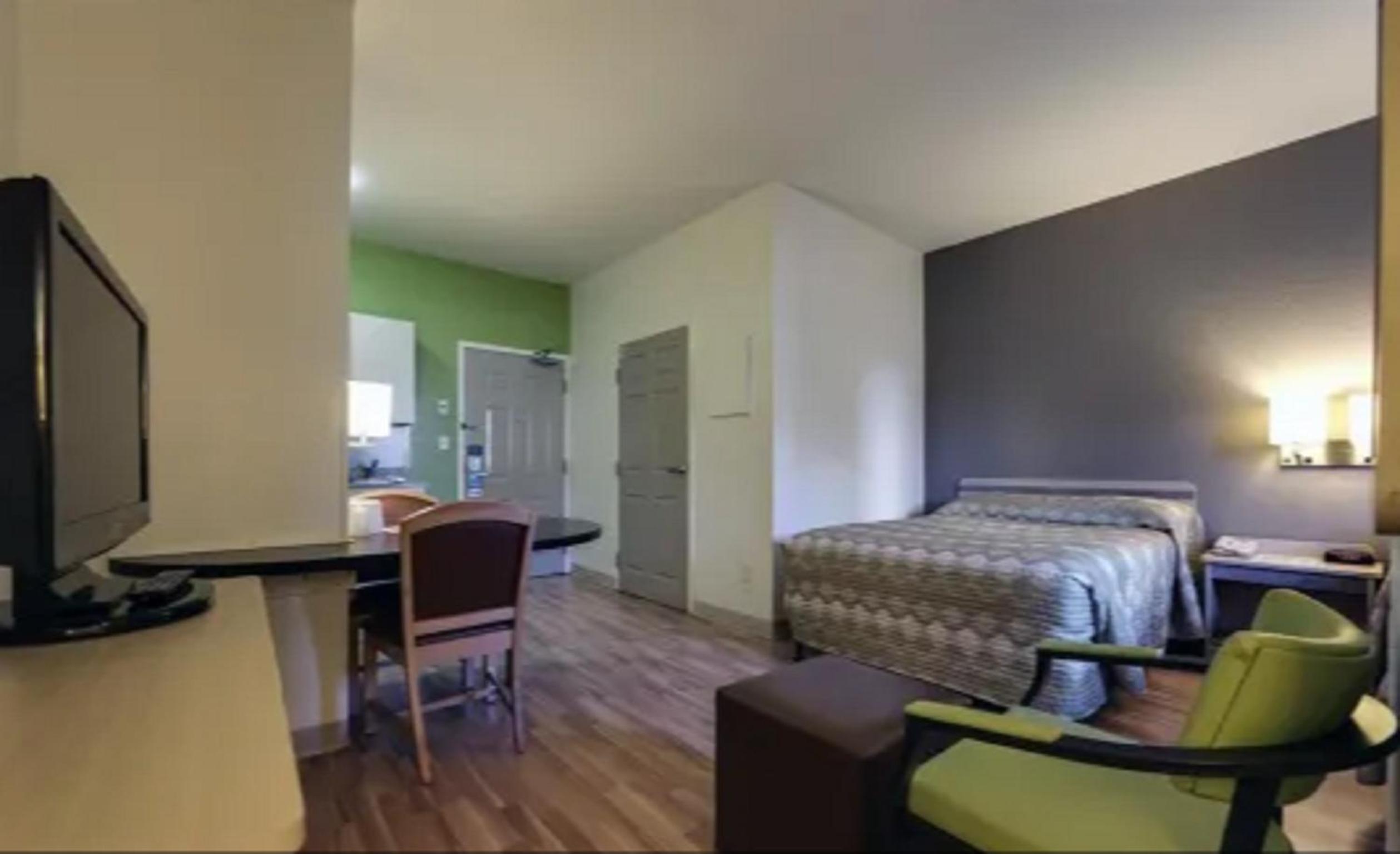 Queen Room - Non-Smoking - Photo 4