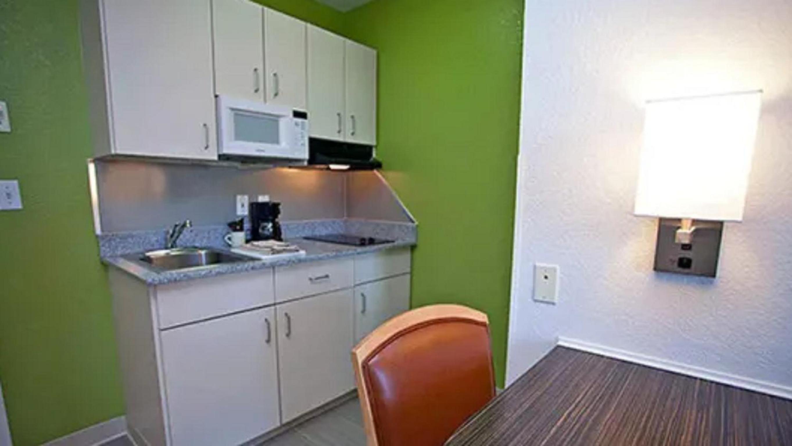 Queen Room - Non-Smoking - Photo 2