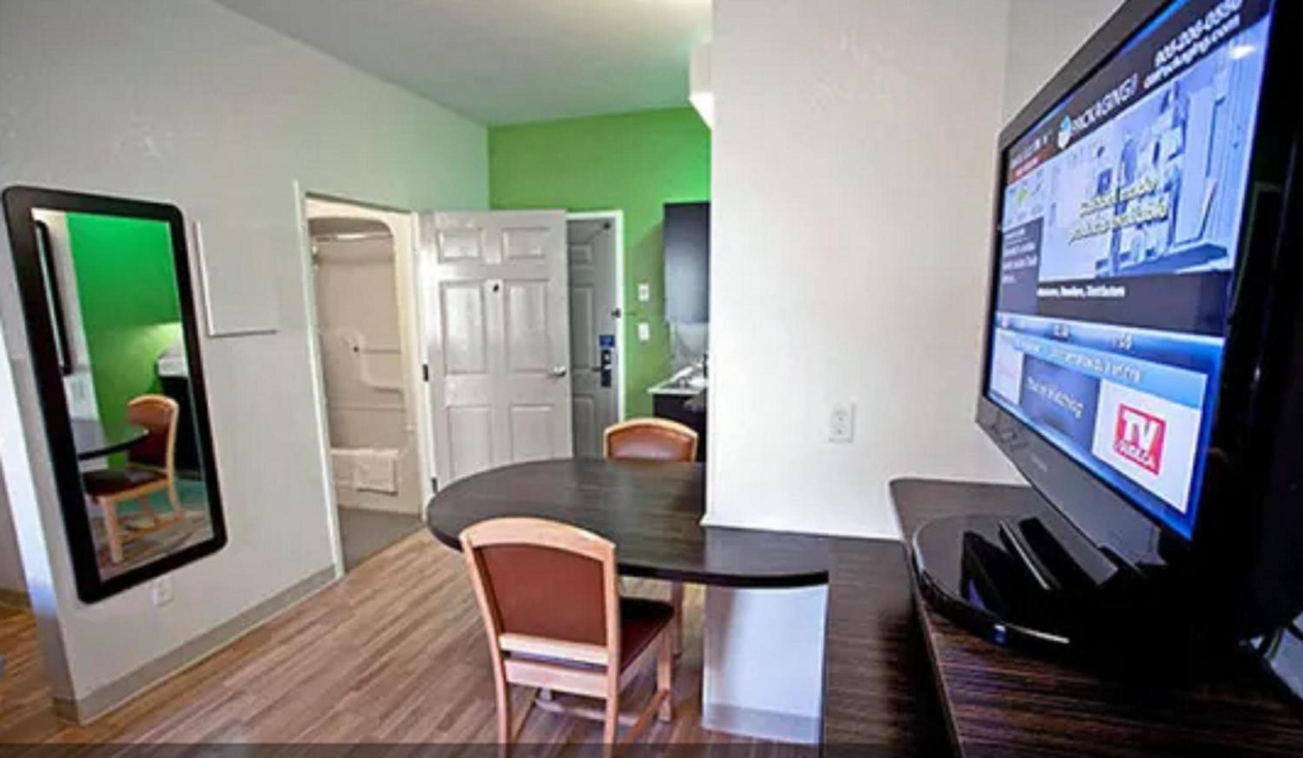 Queen Room - Non-Smoking - Photo 9