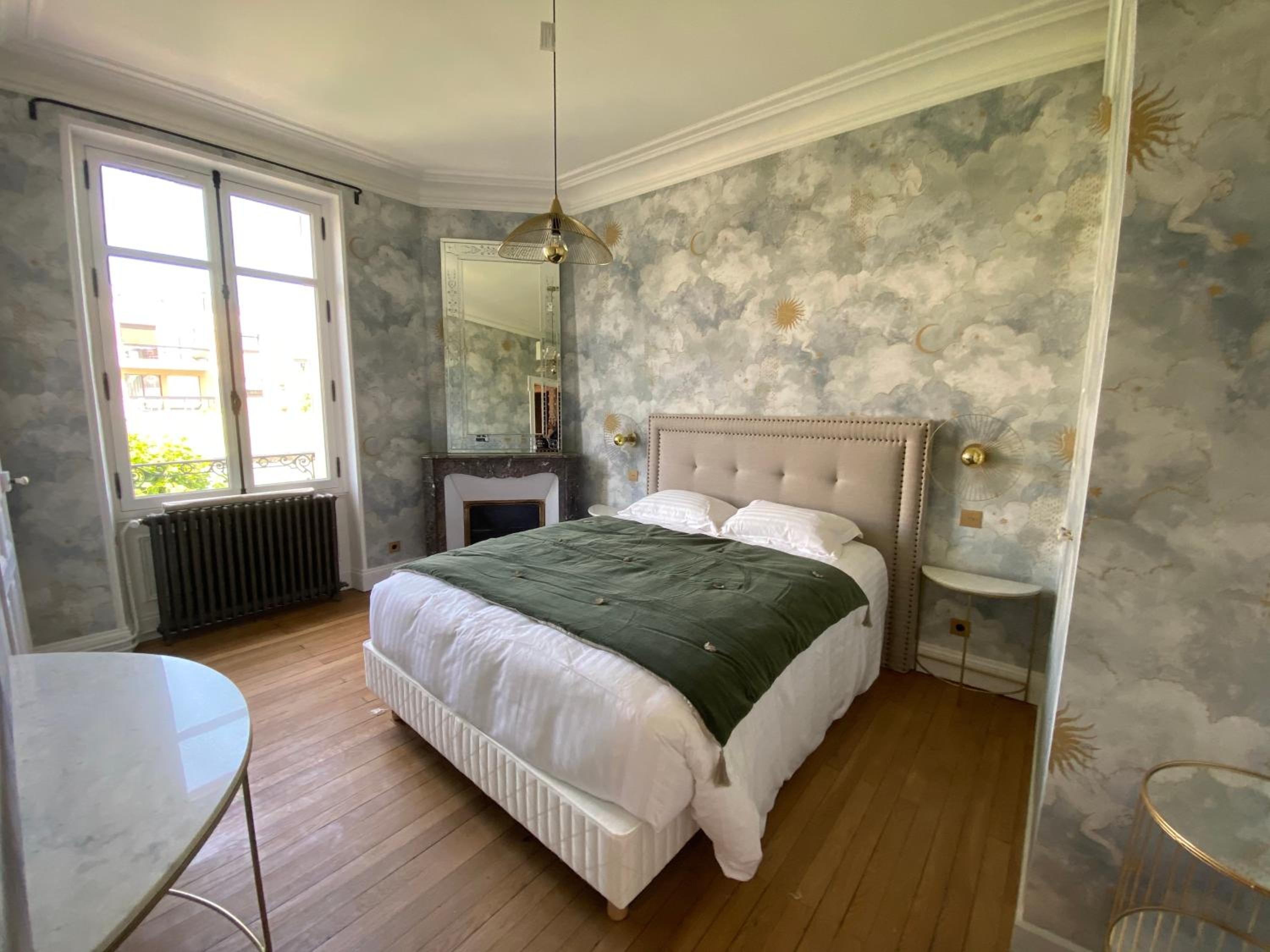 Deluxe King Room - Photo 4