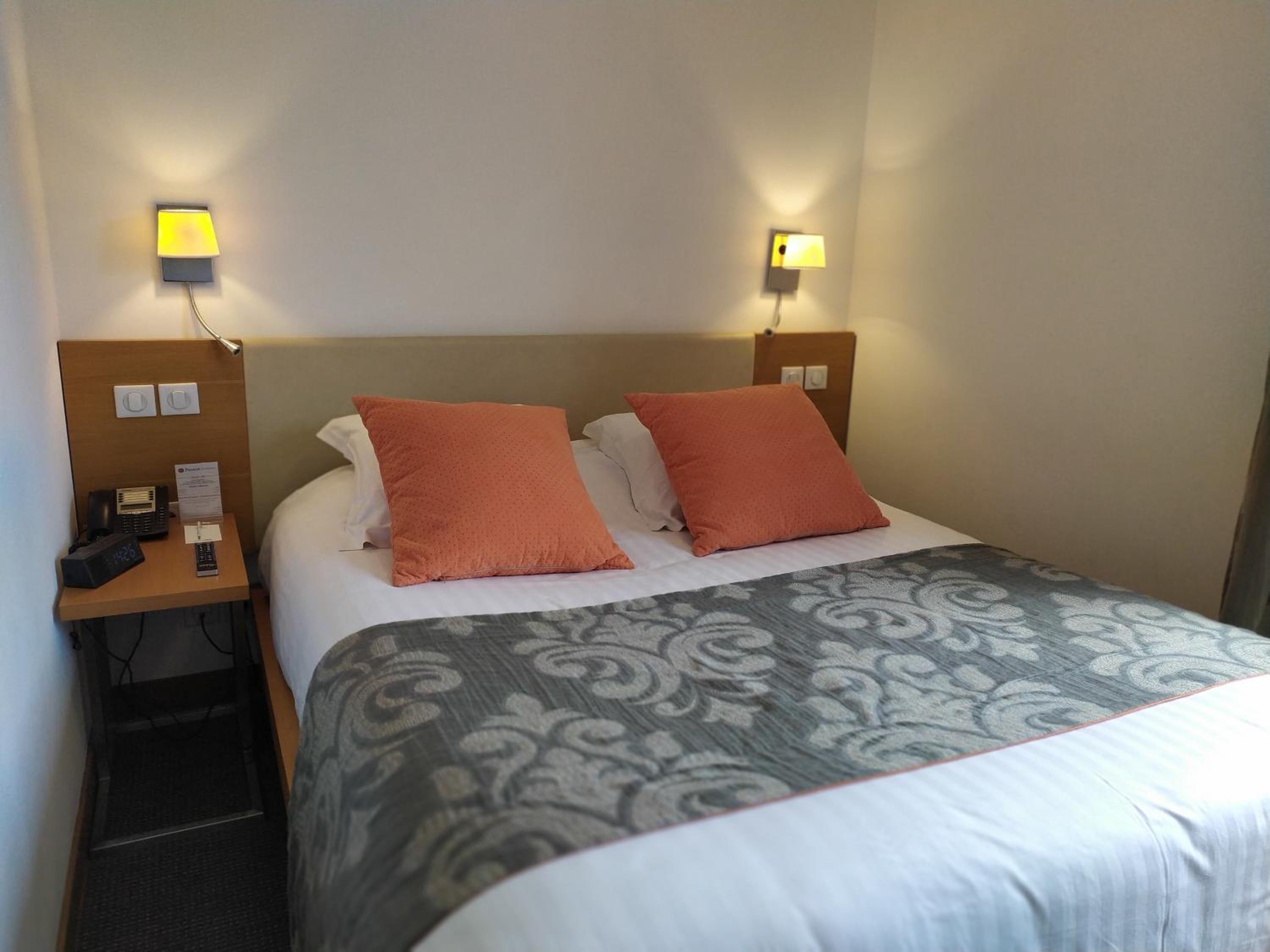 Queen Suite with Sofa Bed - Photo 3