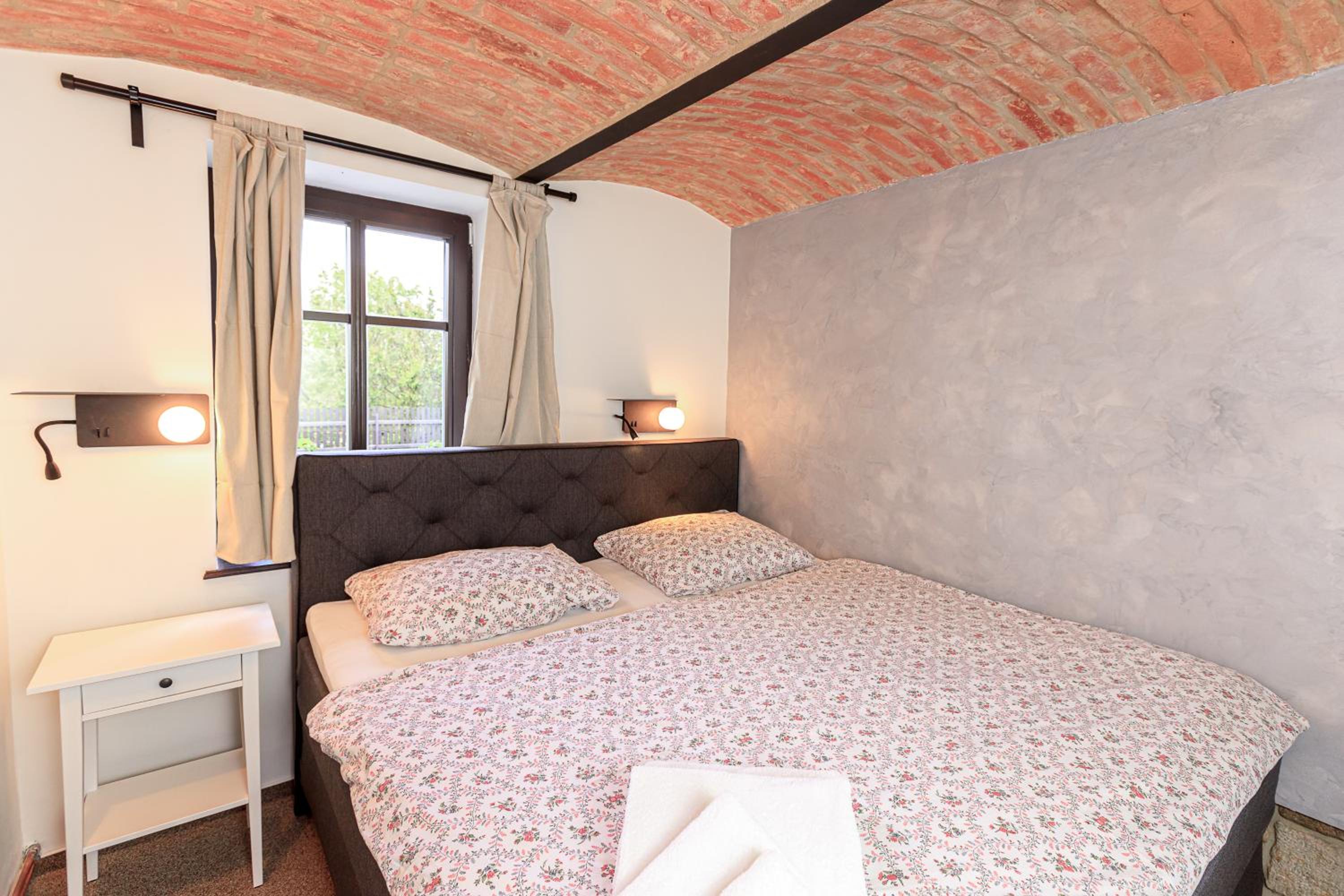 Studio Apartment - Photo 1