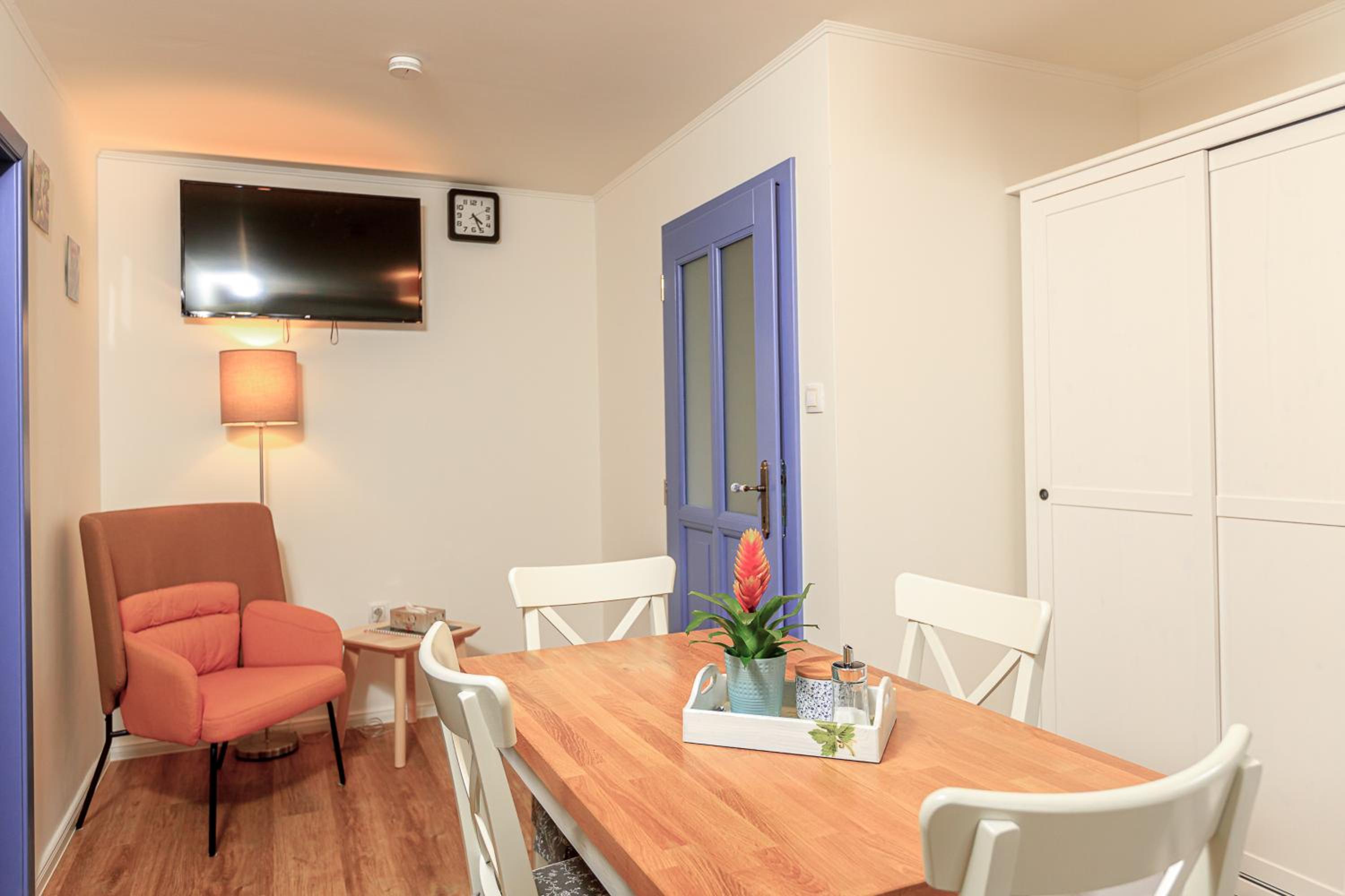 Studio Apartment - Photo 6