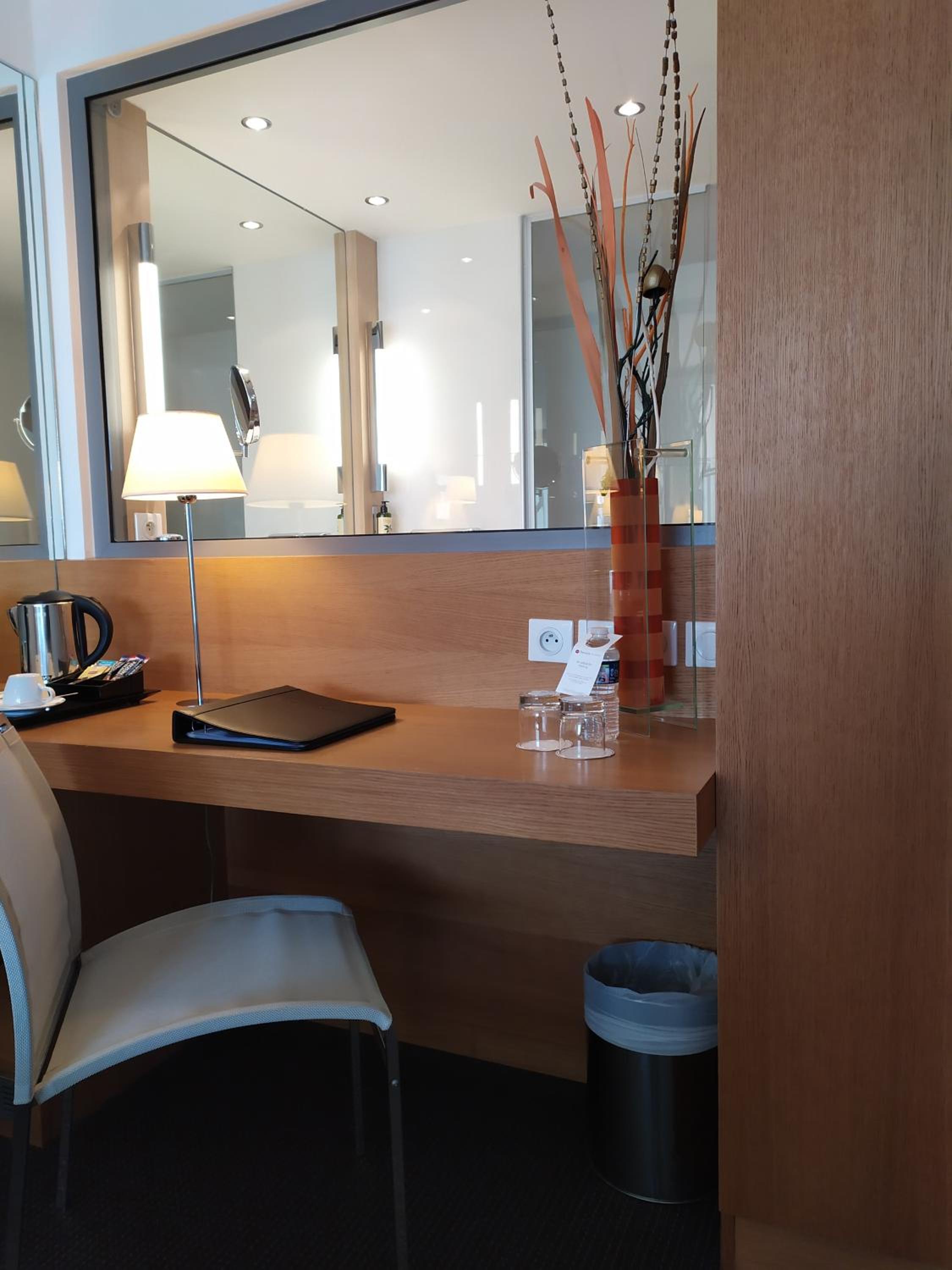 Junior Queen Suite with Sea View - Photo 6