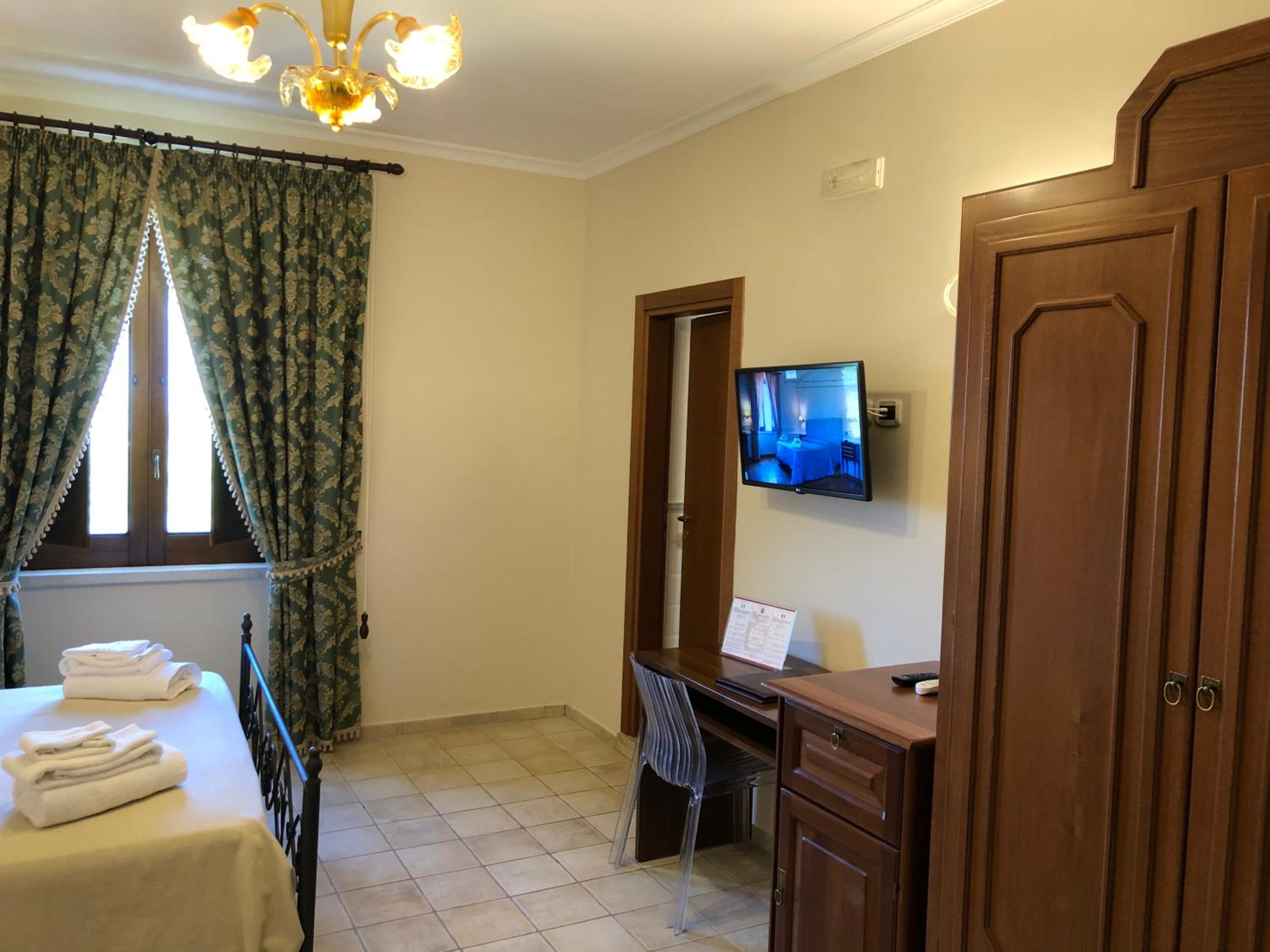 Standard Double Room photo 3