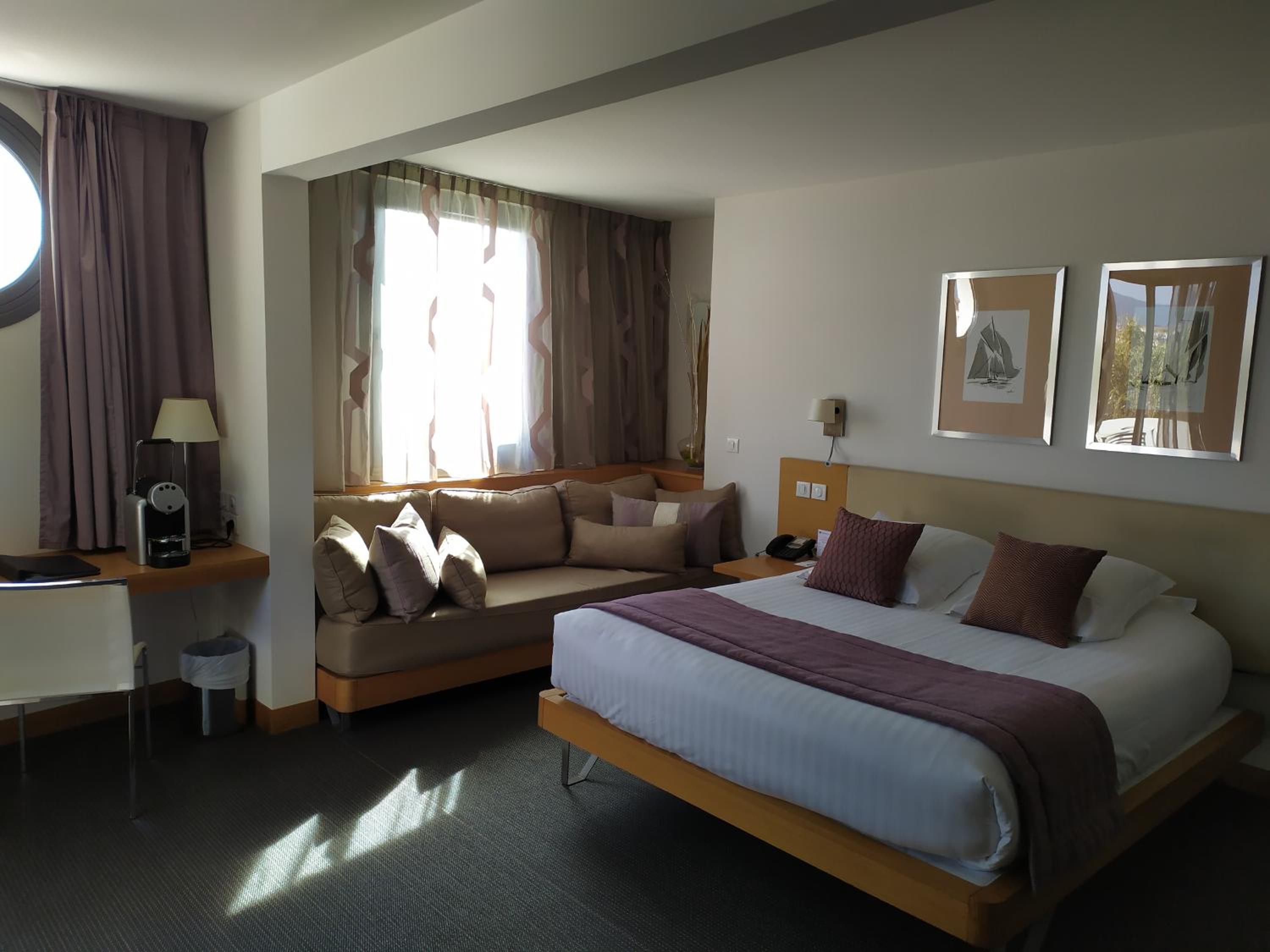 Junior Queen Suite with Sea View - Photo 4