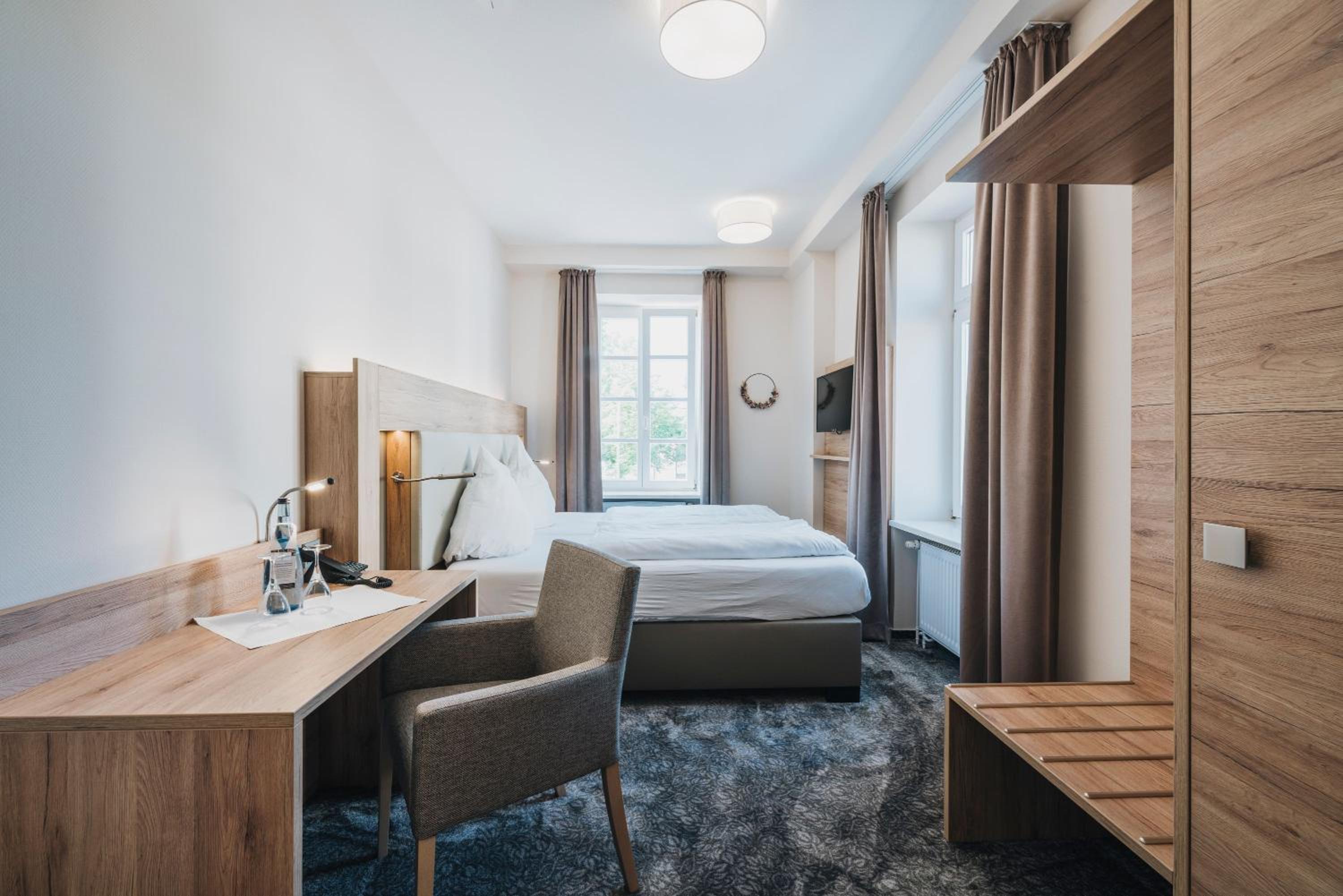 Deluxe Double Room - Photo 9