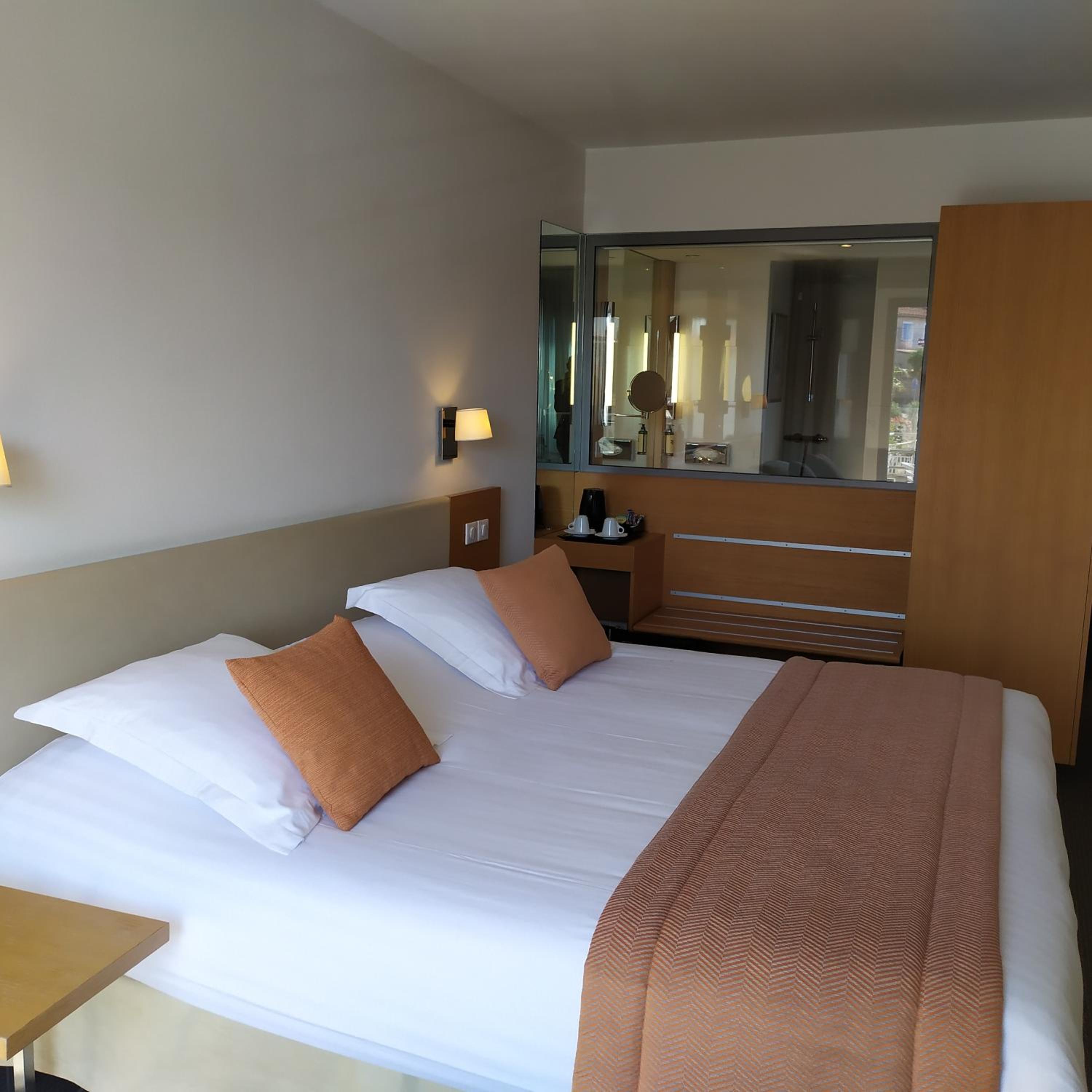 Comfort Queen Room with Balcony - Photo 6