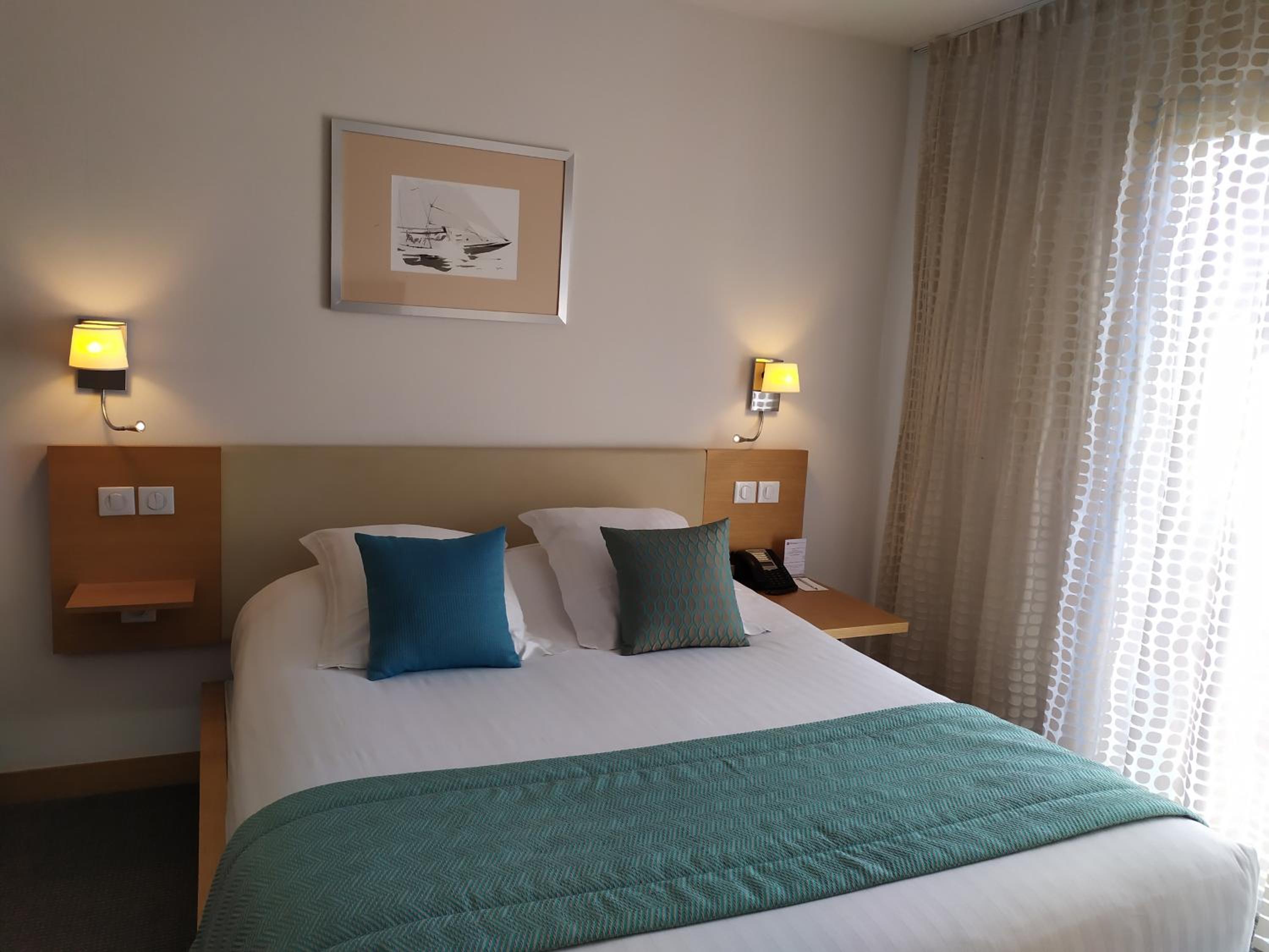 Comfort Queen Room with Balcony - Photo 8