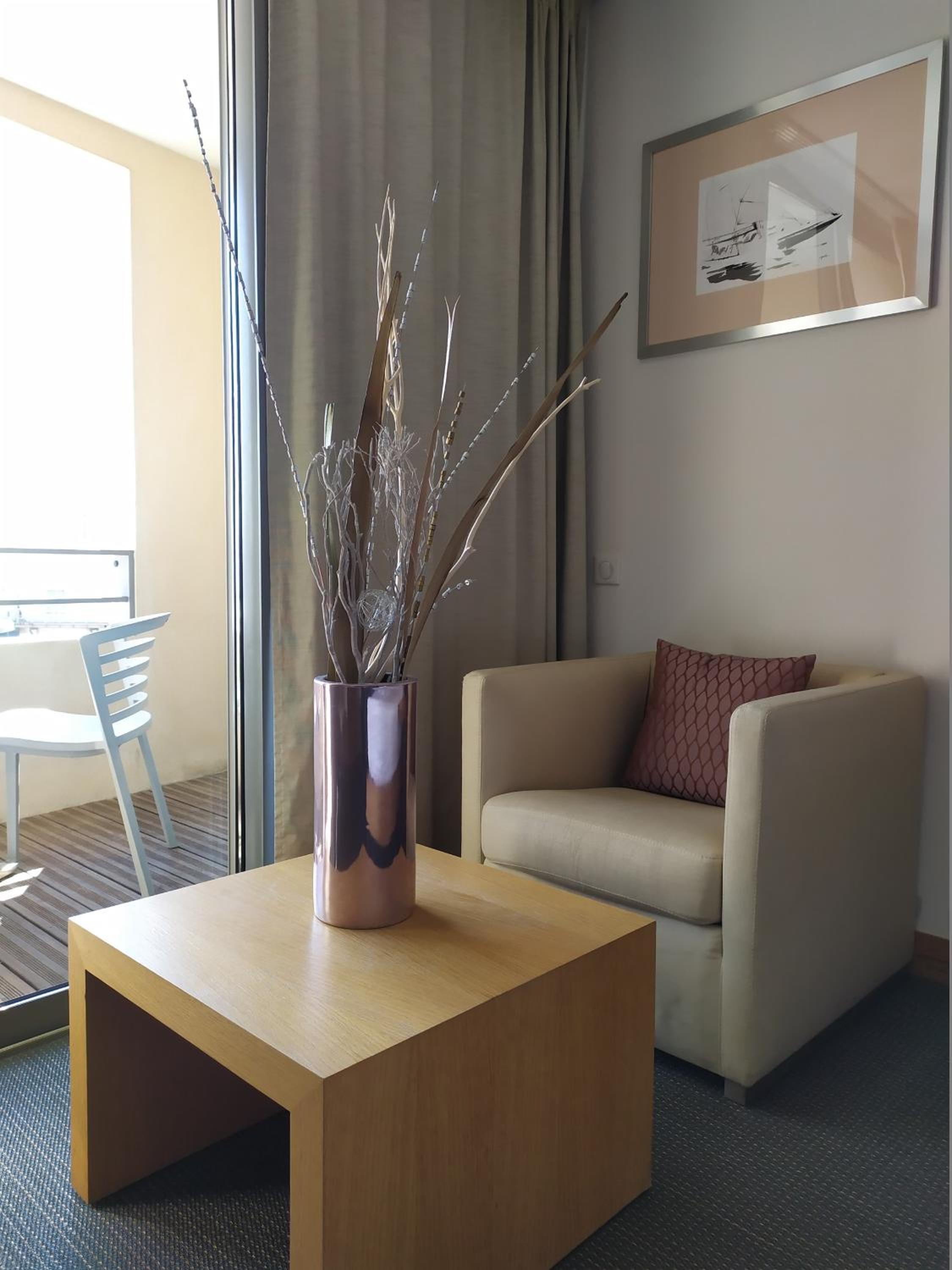 Junior Queen Suite with Sea View - Photo 5