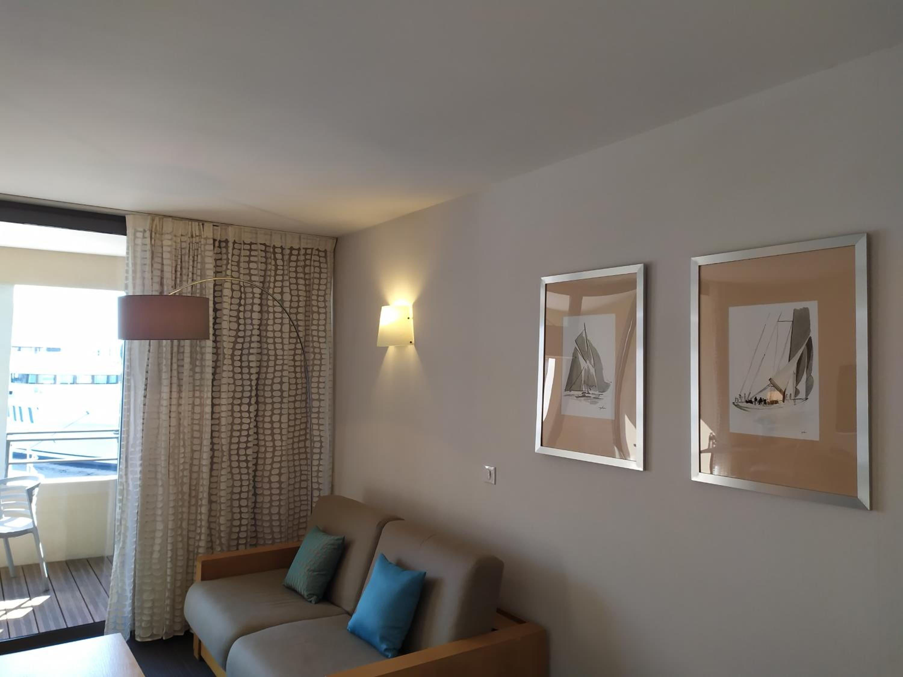 Junior Queen Suite with Sea View - Photo 3