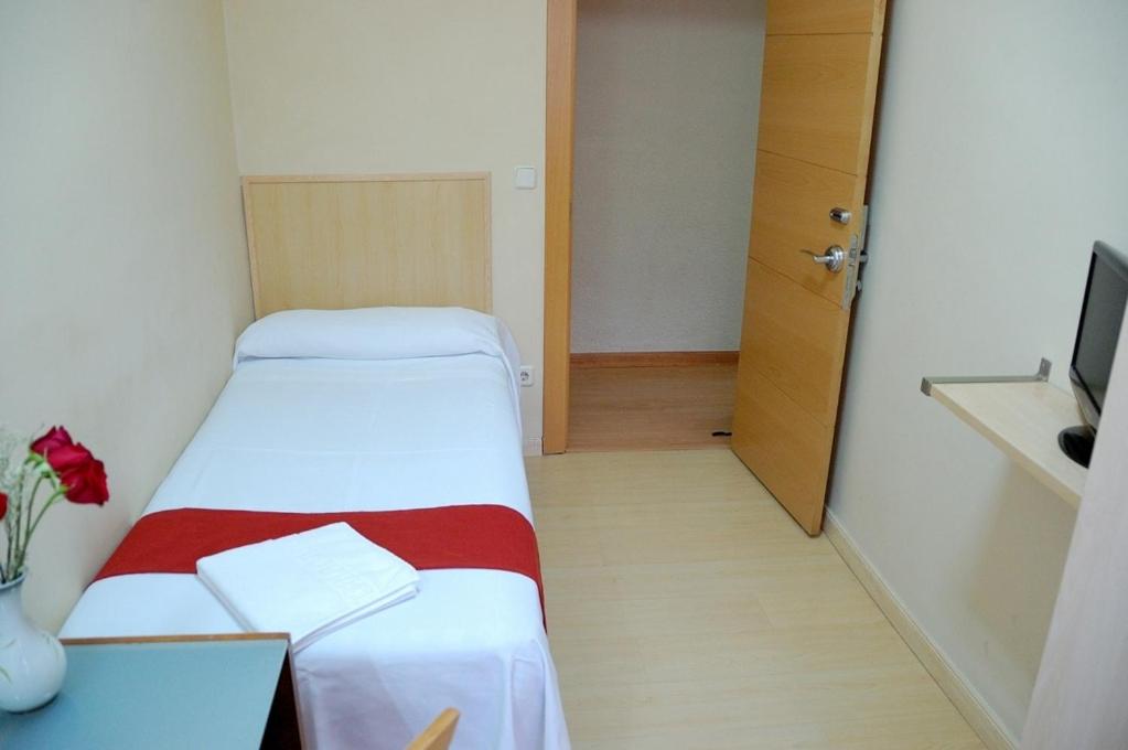 Single Room with Shared Bathroom photo 3